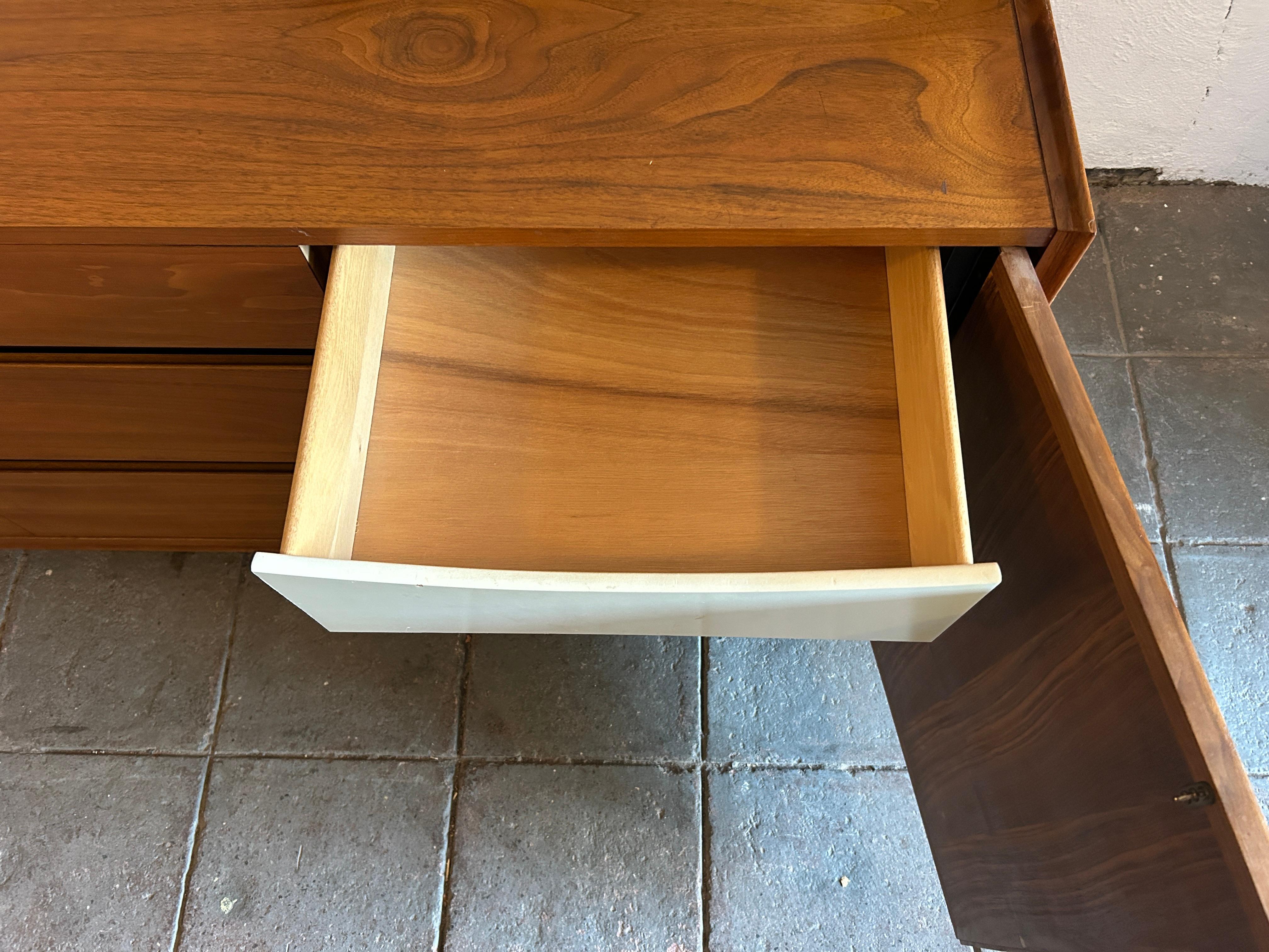 The Moderns Modern crédence 9 tiroirs en noyer avec porte d'armoire Bon état - En vente à Brooklyn, NY