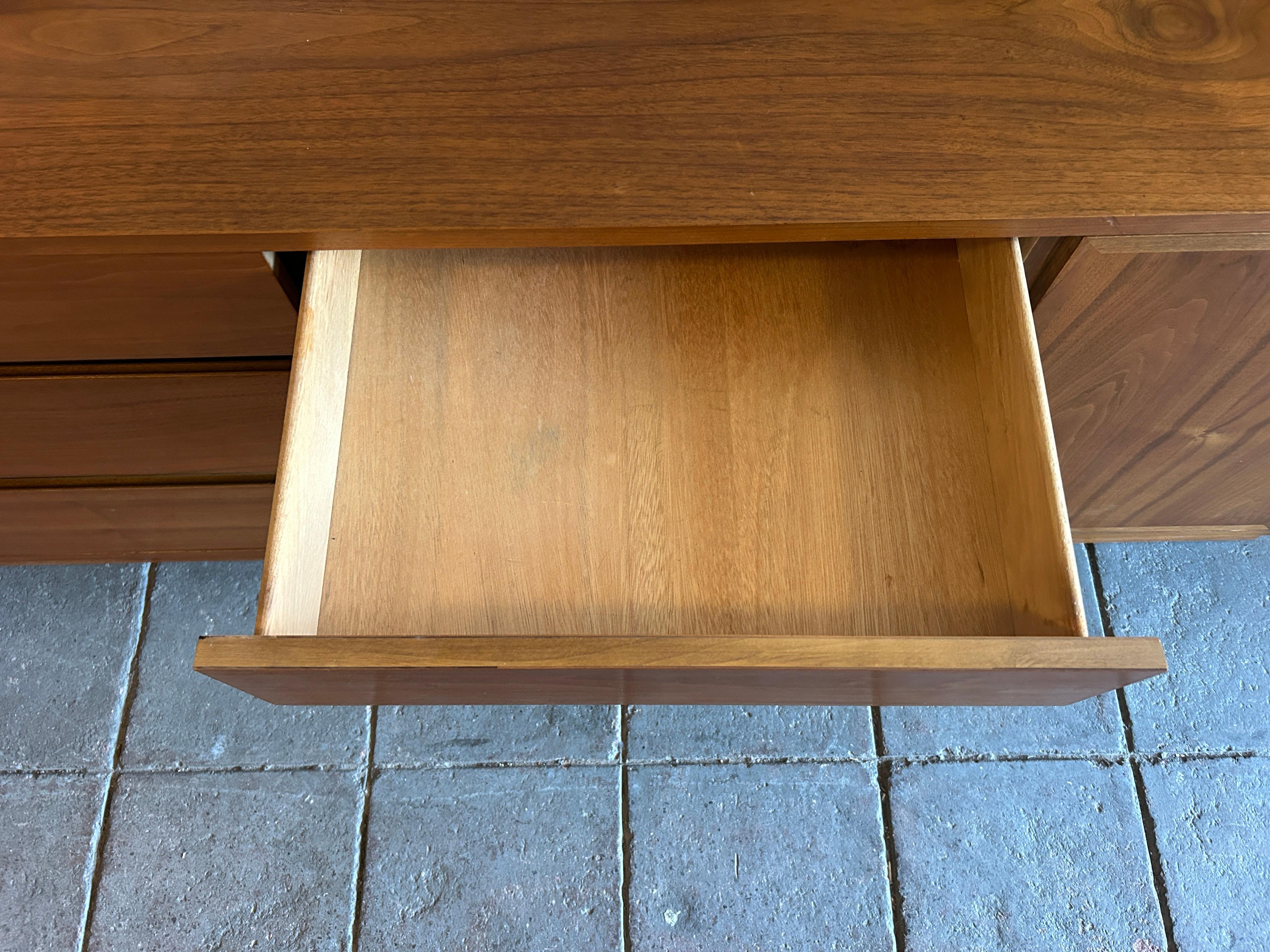 Fin du 20e siècle The Moderns Modern crédence 9 tiroirs en noyer avec porte d'armoire en vente