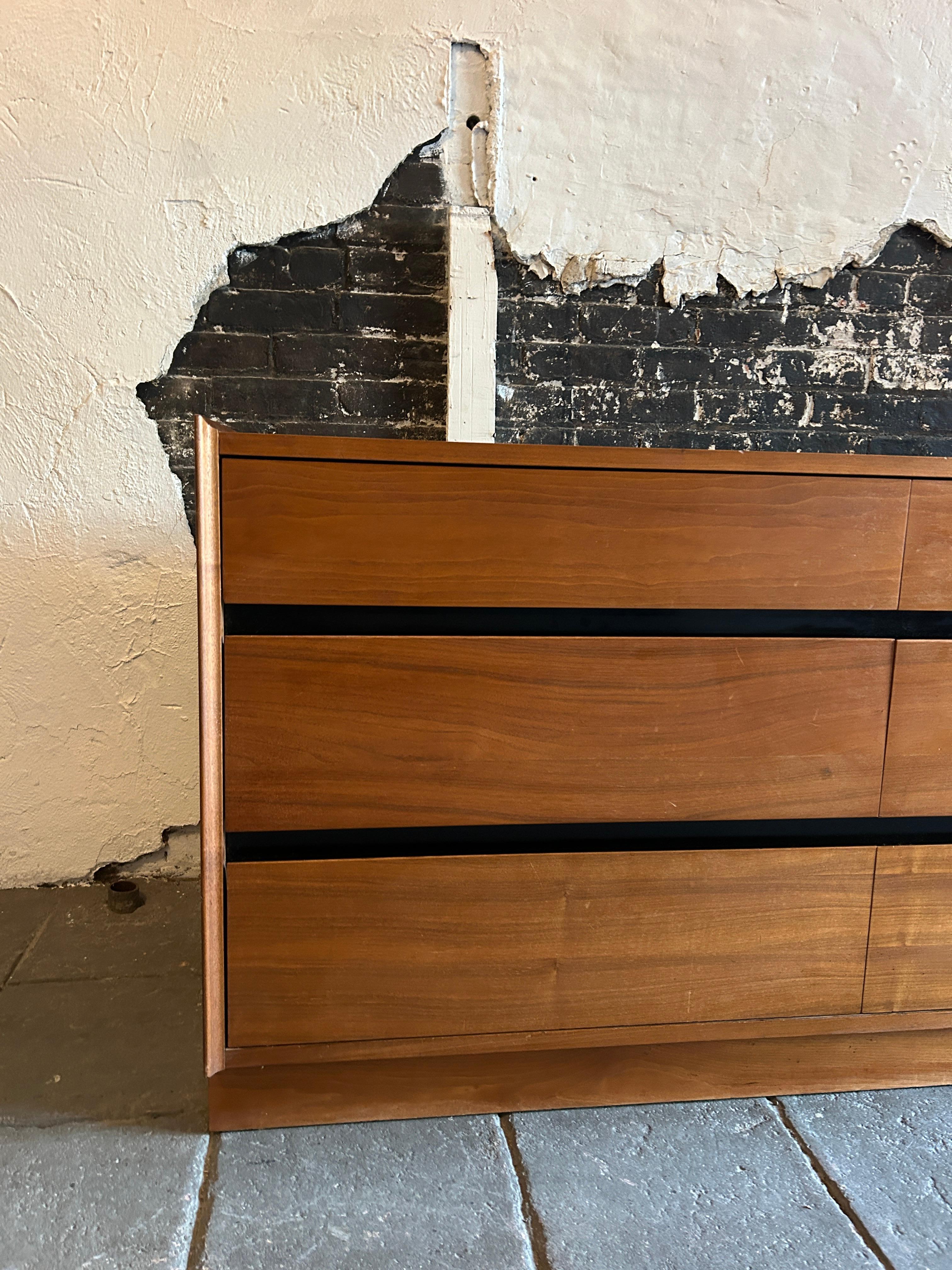 Noyer The Moderns Modern crédence 9 tiroirs en noyer avec porte d'armoire en vente