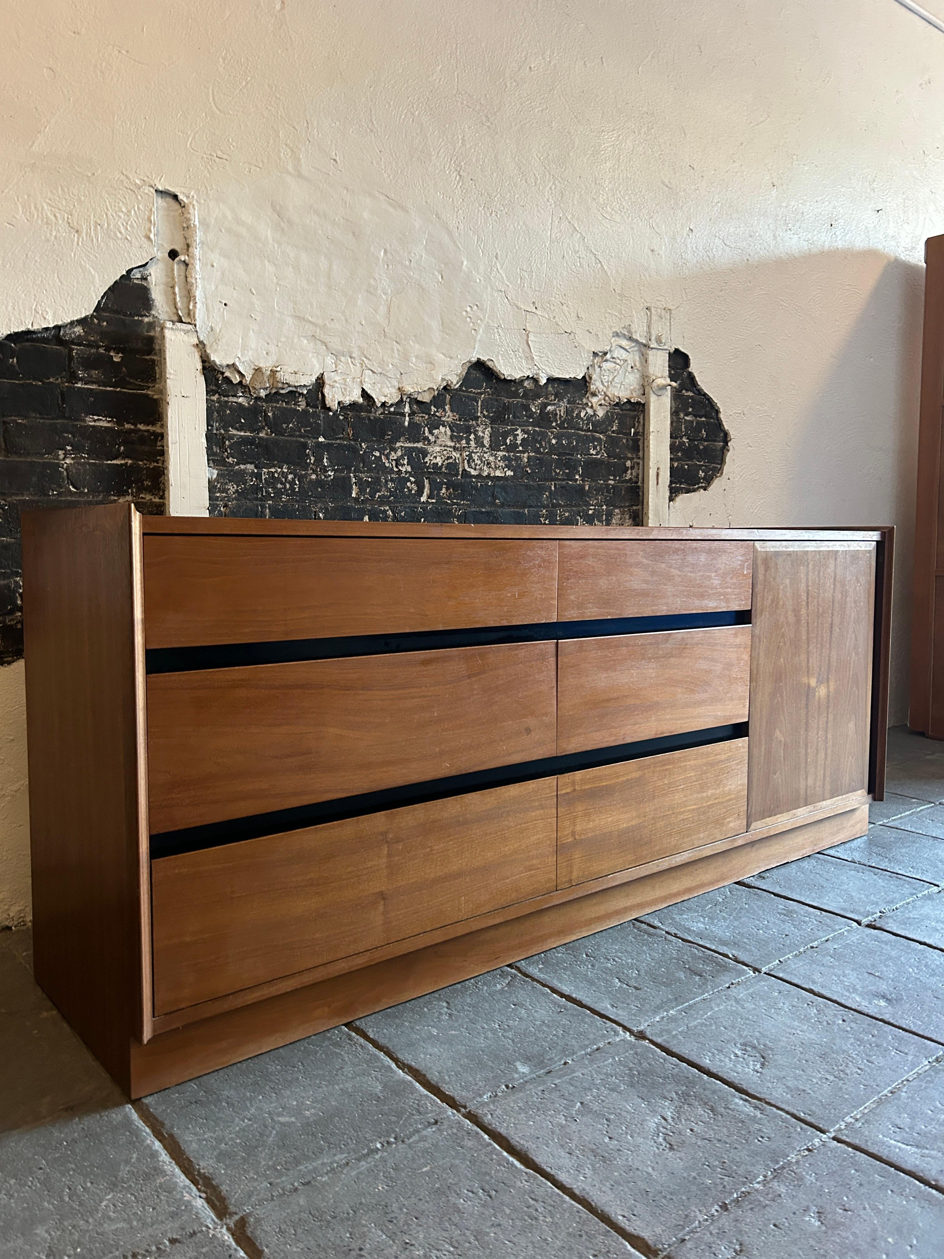 The Moderns Modern crédence 9 tiroirs en noyer avec porte d'armoire en vente 1