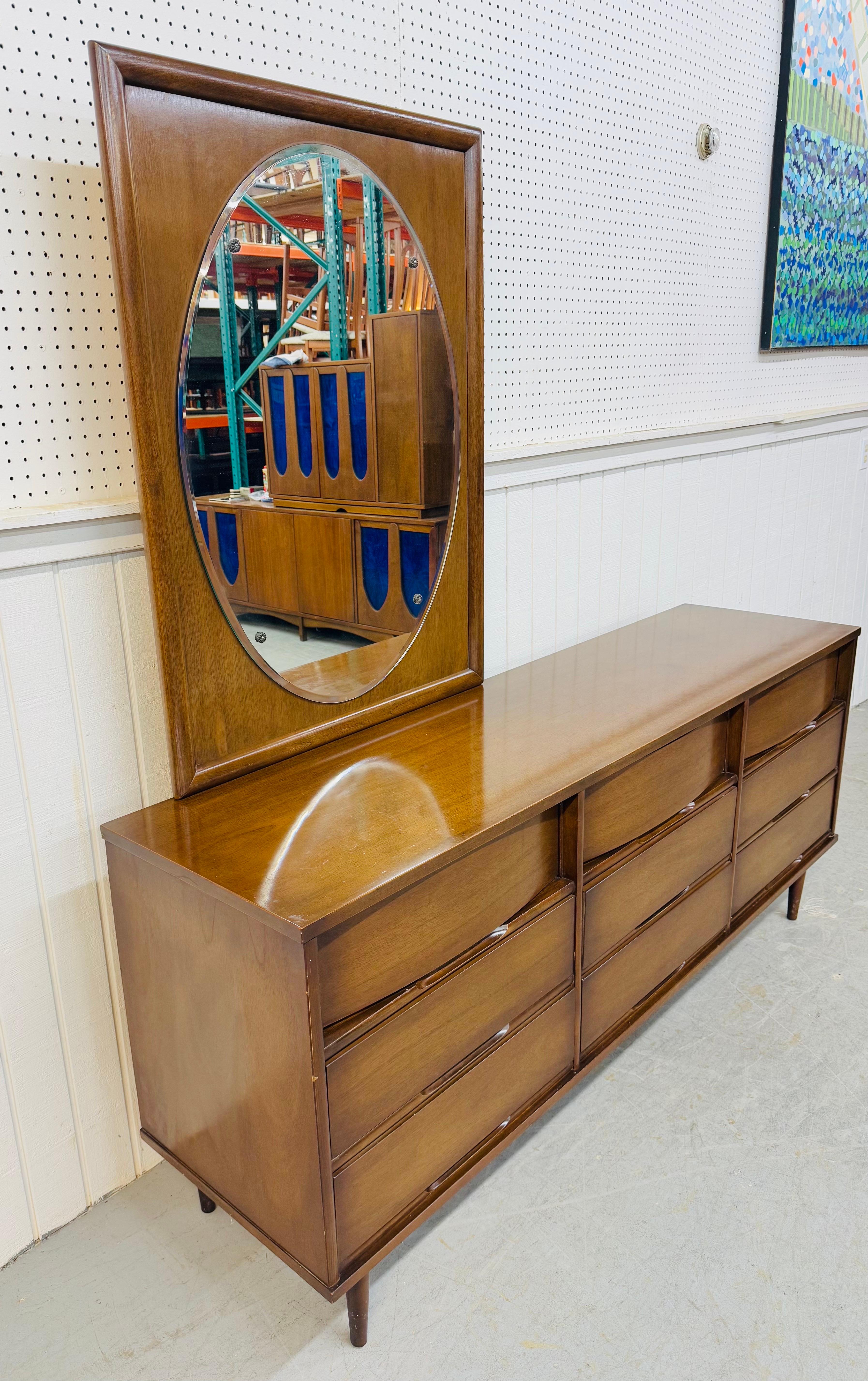 Questo annuncio si riferisce a un comò in noce a 9 cassetti in stile Mid-Century Modern con specchio agganciabile. Caratterizzato da un design lineare, nove cassetti per riporre gli oggetti, gambe moderne e uno specchio che si aggancia al retro del