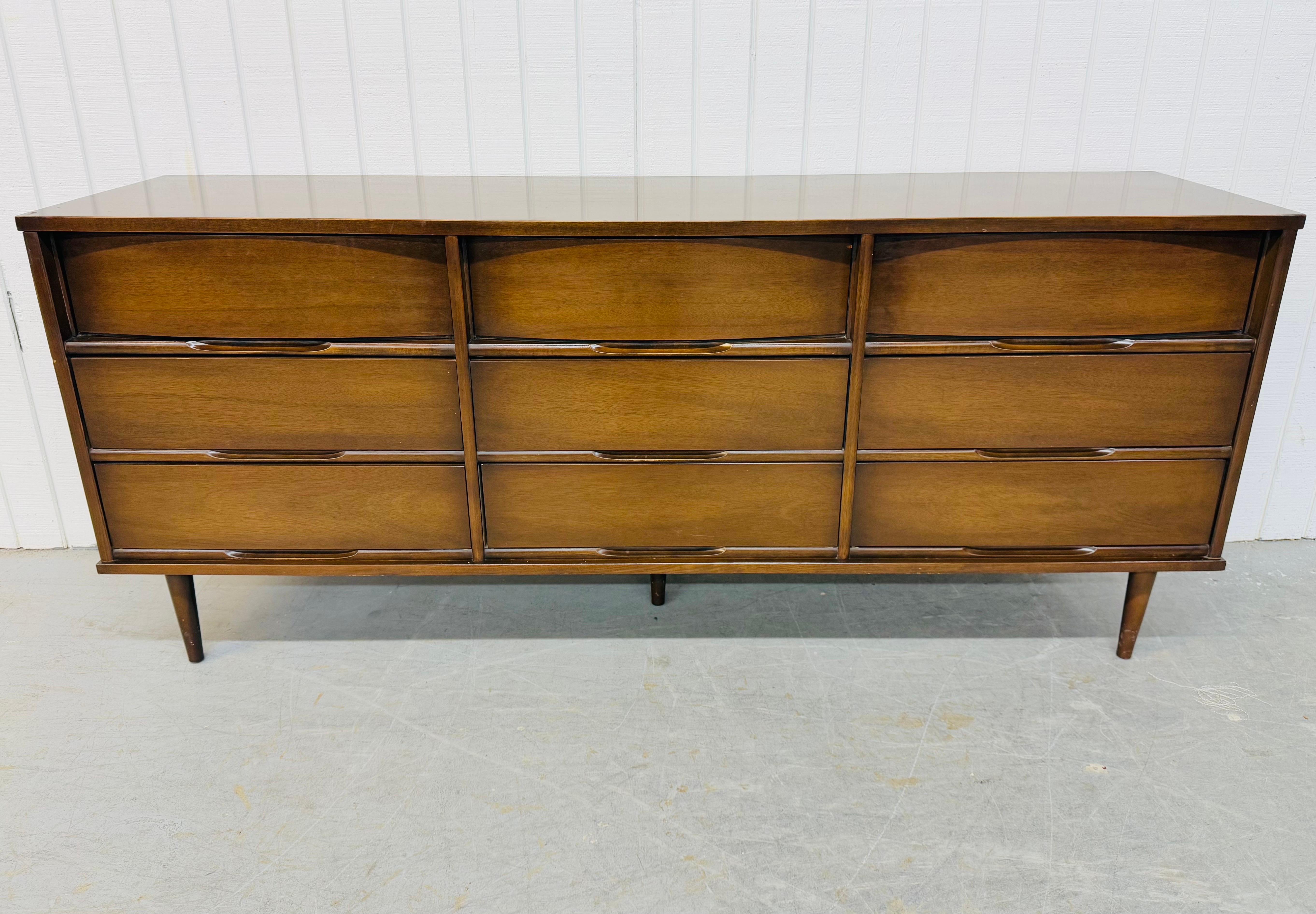 Mid-Century moderno Mobile a 9 cassetti in noce di metà secolo con specchio in vendita