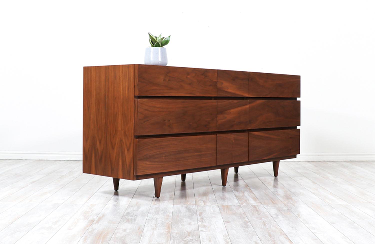 Mid-Century Modern 9-Drawer Walnut Dresser by American of Martinsville In Excellent Condition In Los Angeles, CA