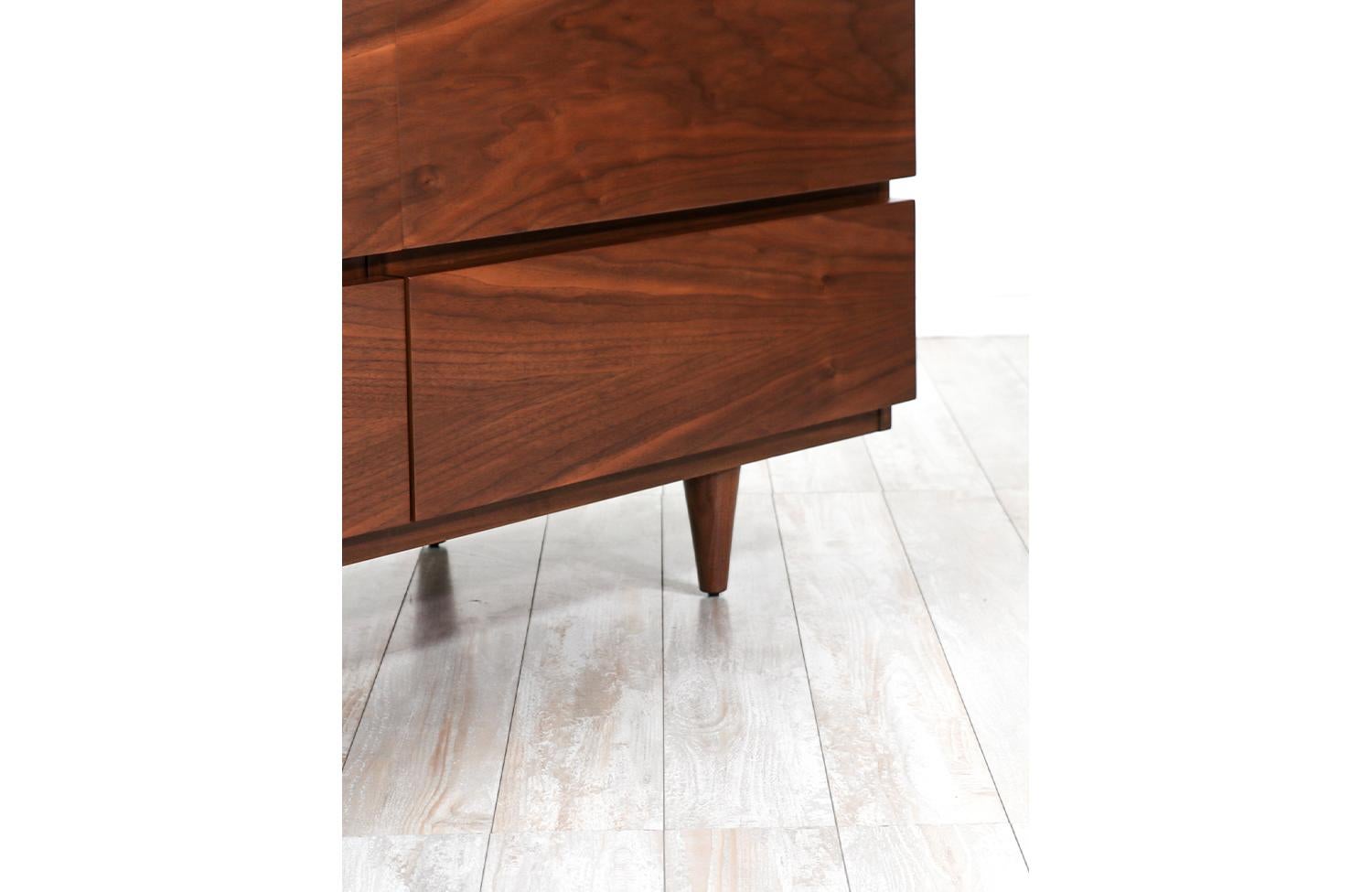 Mid-Century Modern 9-Drawer Walnut Dresser by American of Martinsville 3