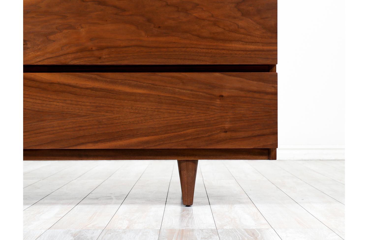 Mid-Century Modern 9-Drawer Walnut Dresser by American of Martinsville 4