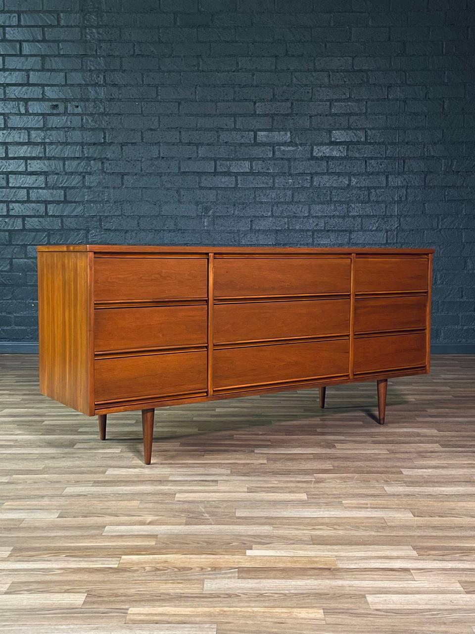 Zustand: Fachmännisch nachbearbeitet 

Mit mehr als 15 Jahren Erfahrung hat unsere Werkstatt einen sorgfältigen Restaurierungsprozess durchlaufen und unsere Leidenschaft und Kreativität für Vintage-Designs unter Beweis gestellt, die sich nahtlos in