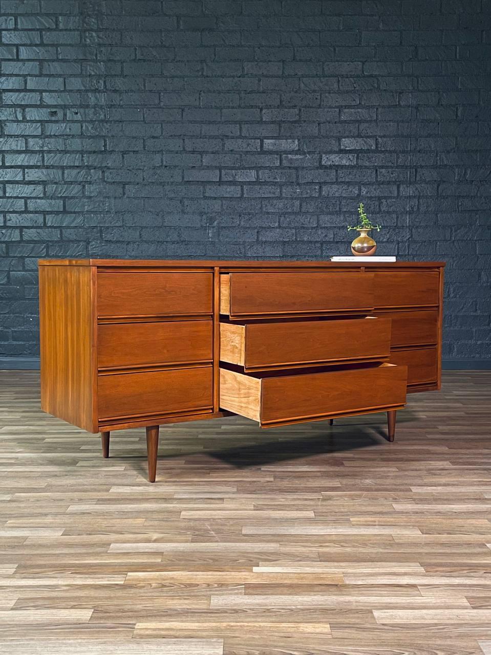 Moderne 9-schubladen-kommode aus nussbaum von Dixie aus der Jahrhundertmitte (Moderne der Mitte des Jahrhunderts) im Angebot