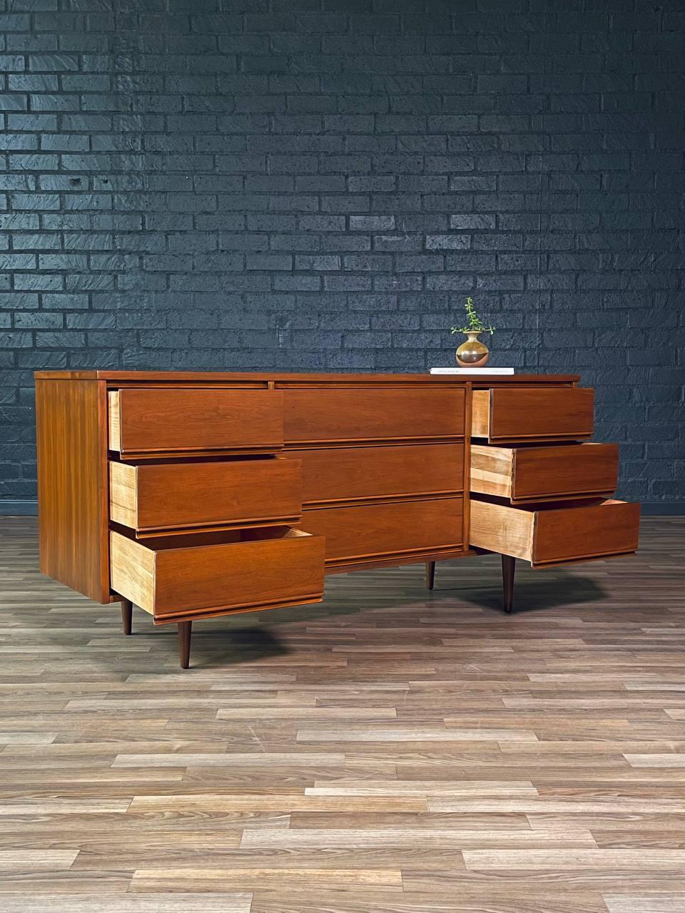 Moderne 9-schubladen-kommode aus nussbaum von Dixie aus der Jahrhundertmitte (amerikanisch) im Angebot