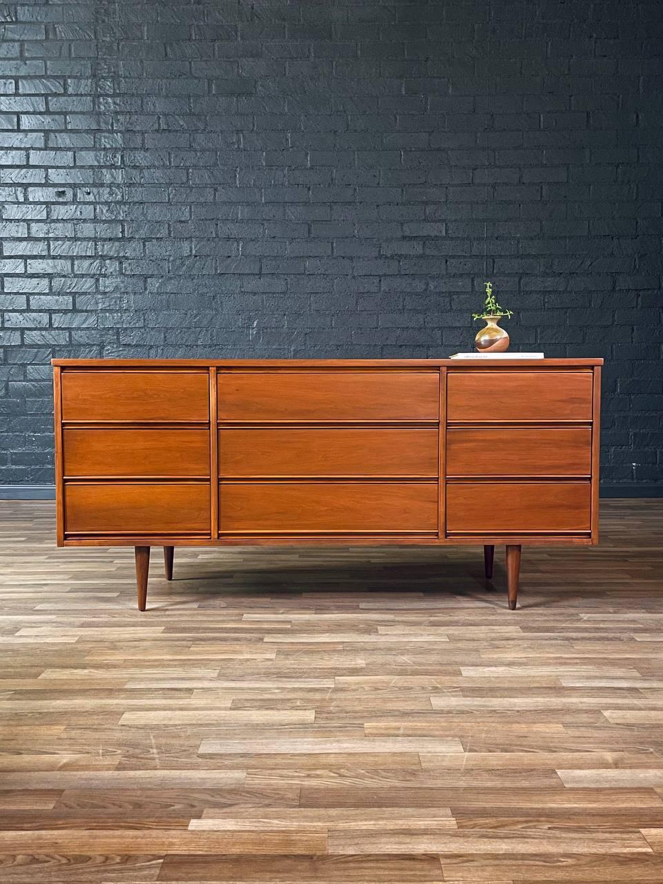 Moderne 9-schubladen-kommode aus nussbaum von Dixie aus der Jahrhundertmitte im Zustand „Hervorragend“ im Angebot in Los Angeles, CA