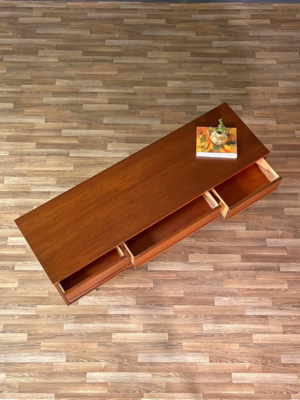 Moderne 9-schubladen-kommode aus nussbaum von Dixie aus der Jahrhundertmitte (Mitte des 20. Jahrhunderts) im Angebot