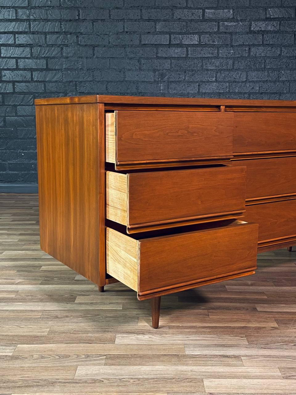 Moderne 9-schubladen-kommode aus nussbaum von Dixie aus der Jahrhundertmitte (Walnuss) im Angebot