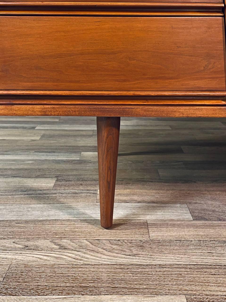 Moderne 9-schubladen-kommode aus nussbaum von Dixie aus der Jahrhundertmitte im Angebot 1