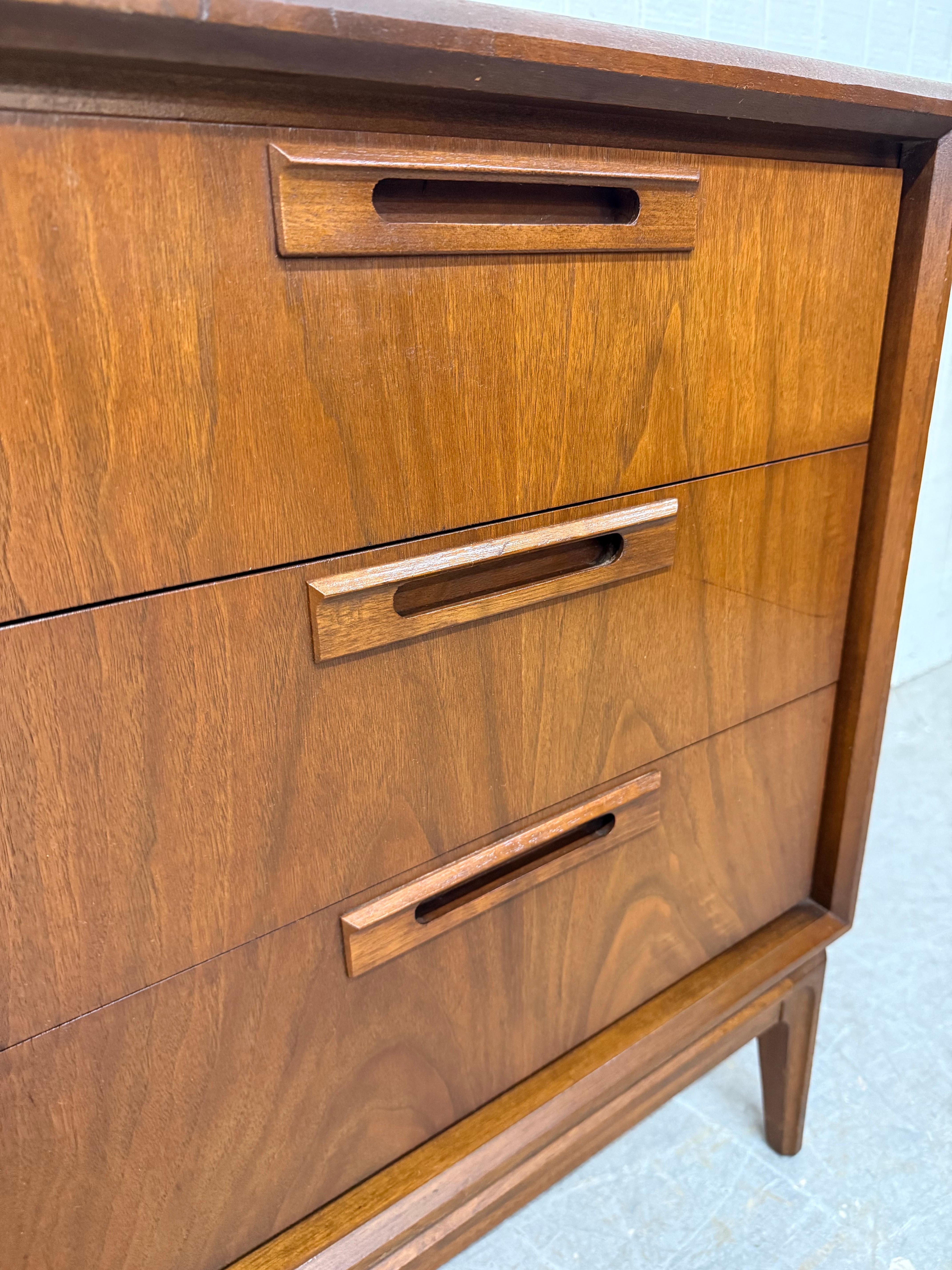 Commode en noyer à 9 tiroirs de style moderne du milieu du siècle dernier en vente 3