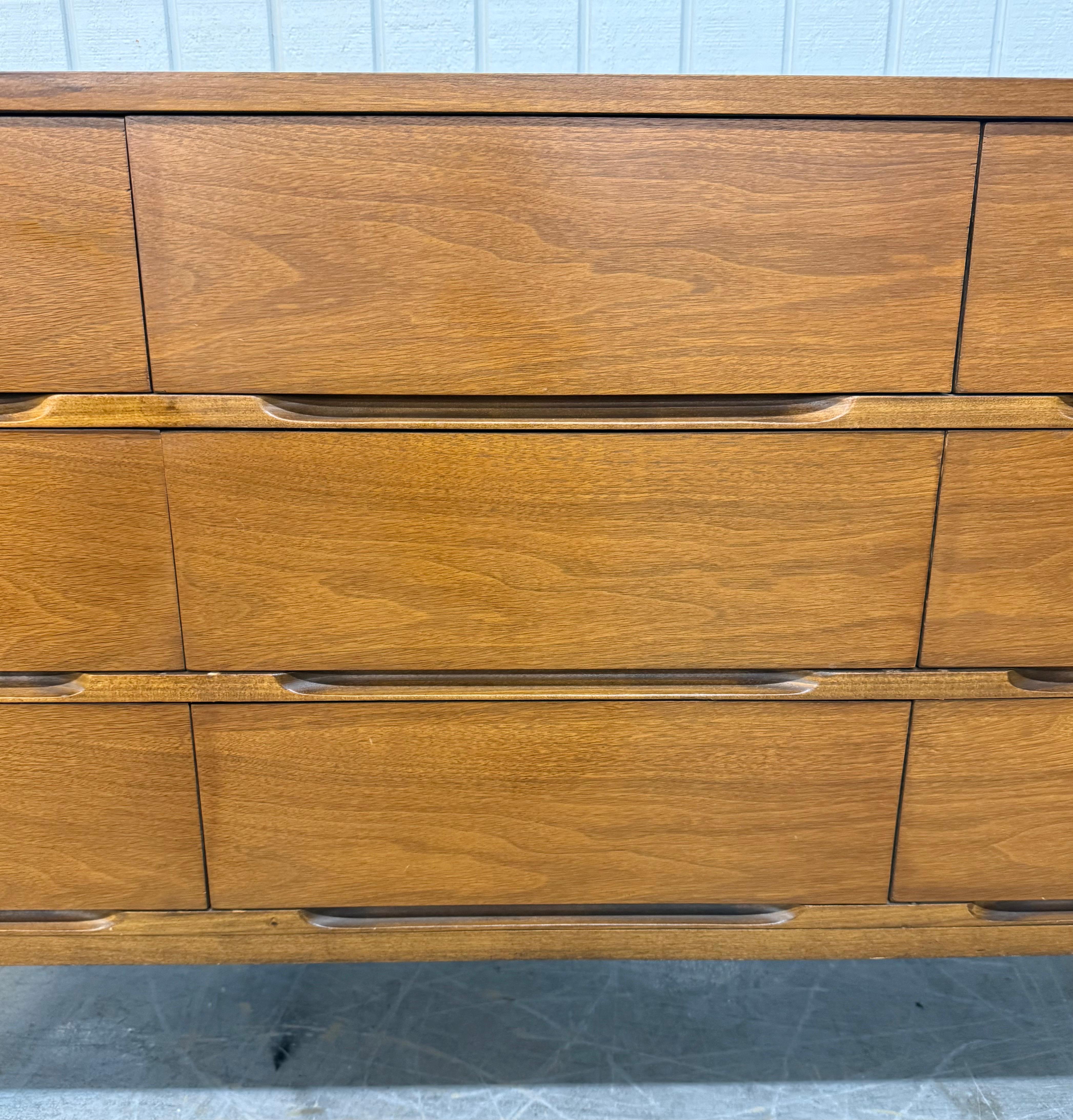 Mid-Century Modern 9-Drawer Walnut Dresser For Sale 4