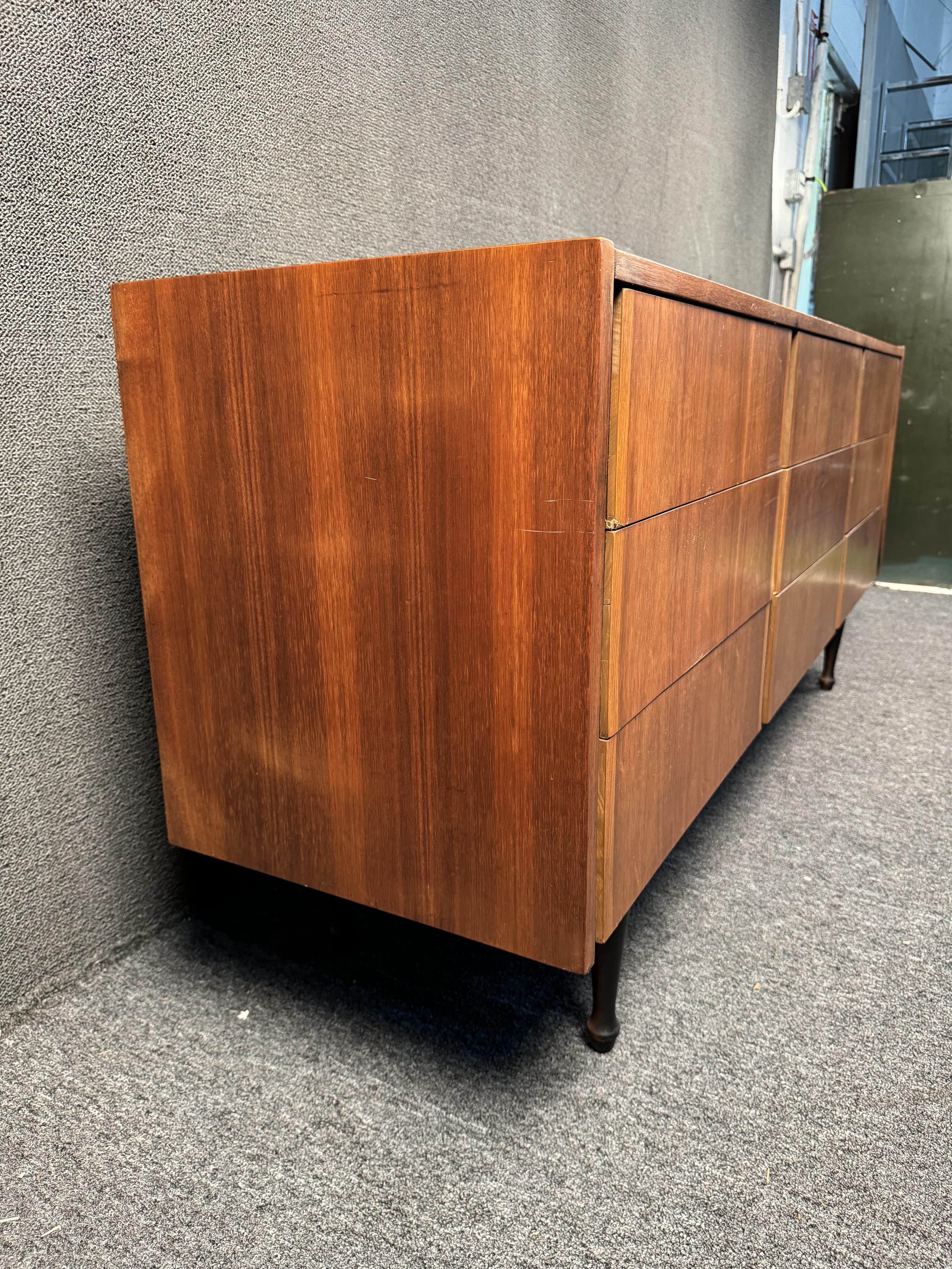 Comò in noce a 9 cassetti in stile Mid-Century Modern in vendita 4