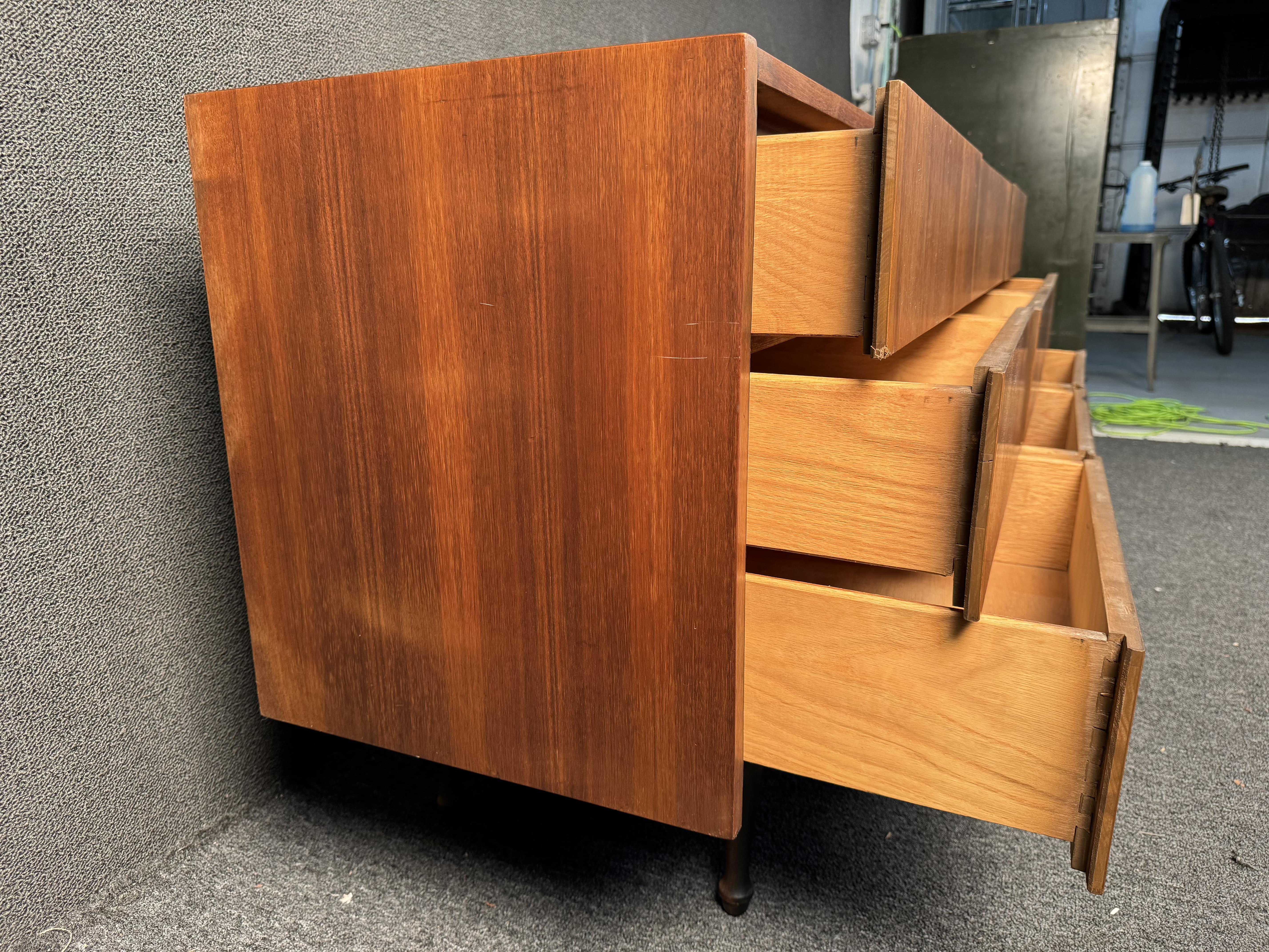 Comò in noce a 9 cassetti in stile Mid-Century Modern in vendita 8