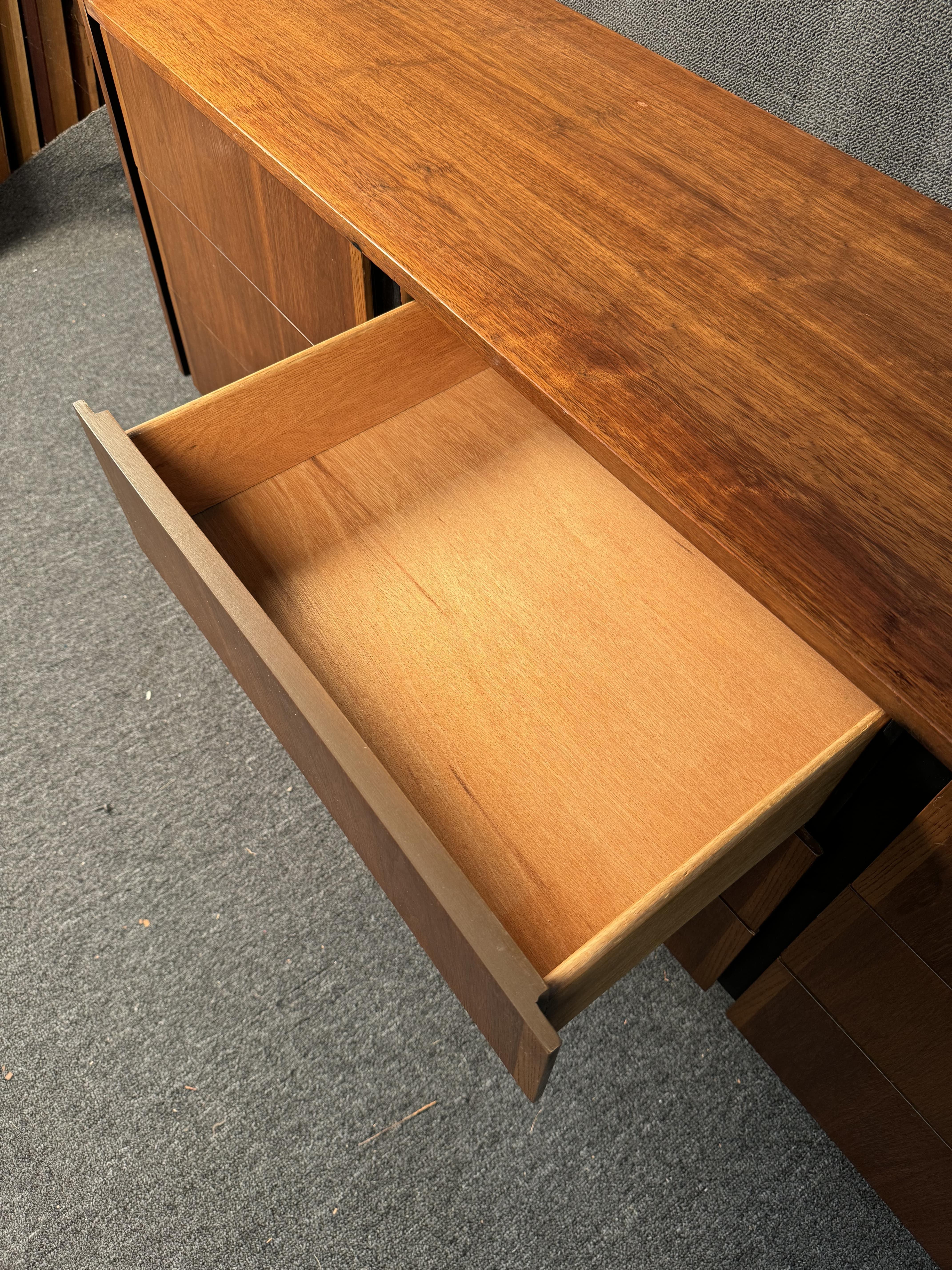 Comò in noce a 9 cassetti in stile Mid-Century Modern in vendita 9