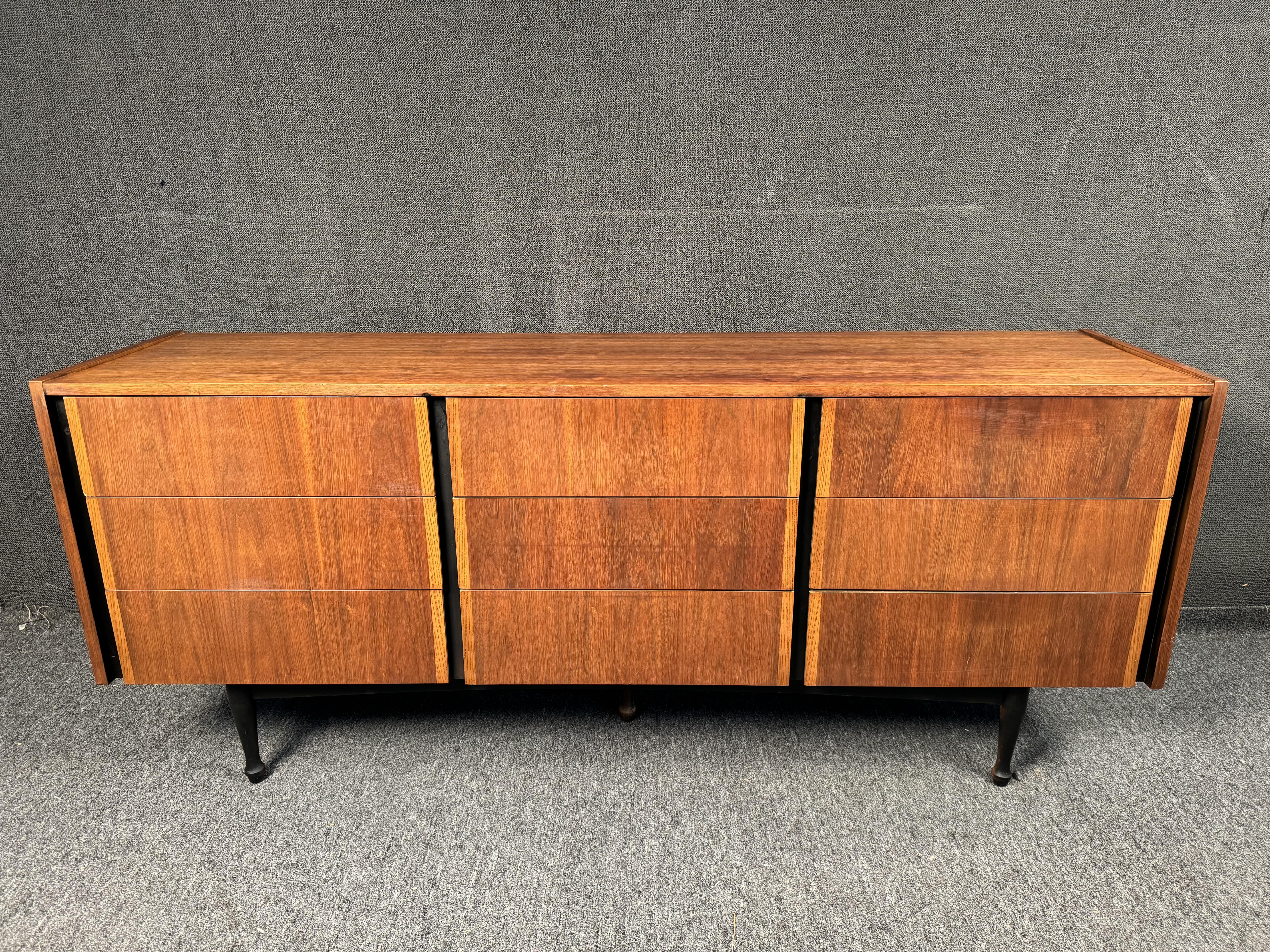 Bellissimo comò in noce di metà secolo. Con nove cassetti per un ampio spazio di archiviazione, gambe affusolate e accenti in nero. Si prega di confermare la posizione del venditore (NY o NJ)