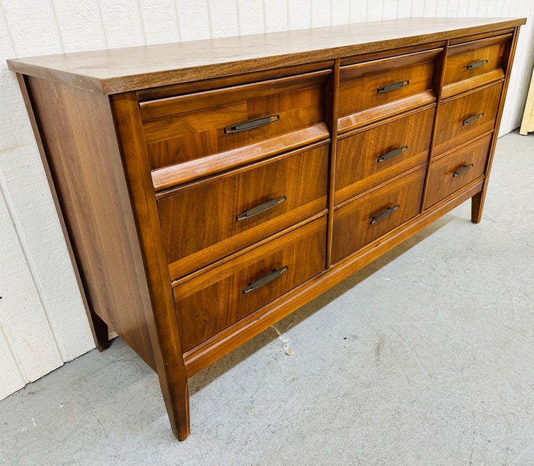 Mid-Century Modern 9-Drawer Walnut Dresser For Sale at 1stDibs