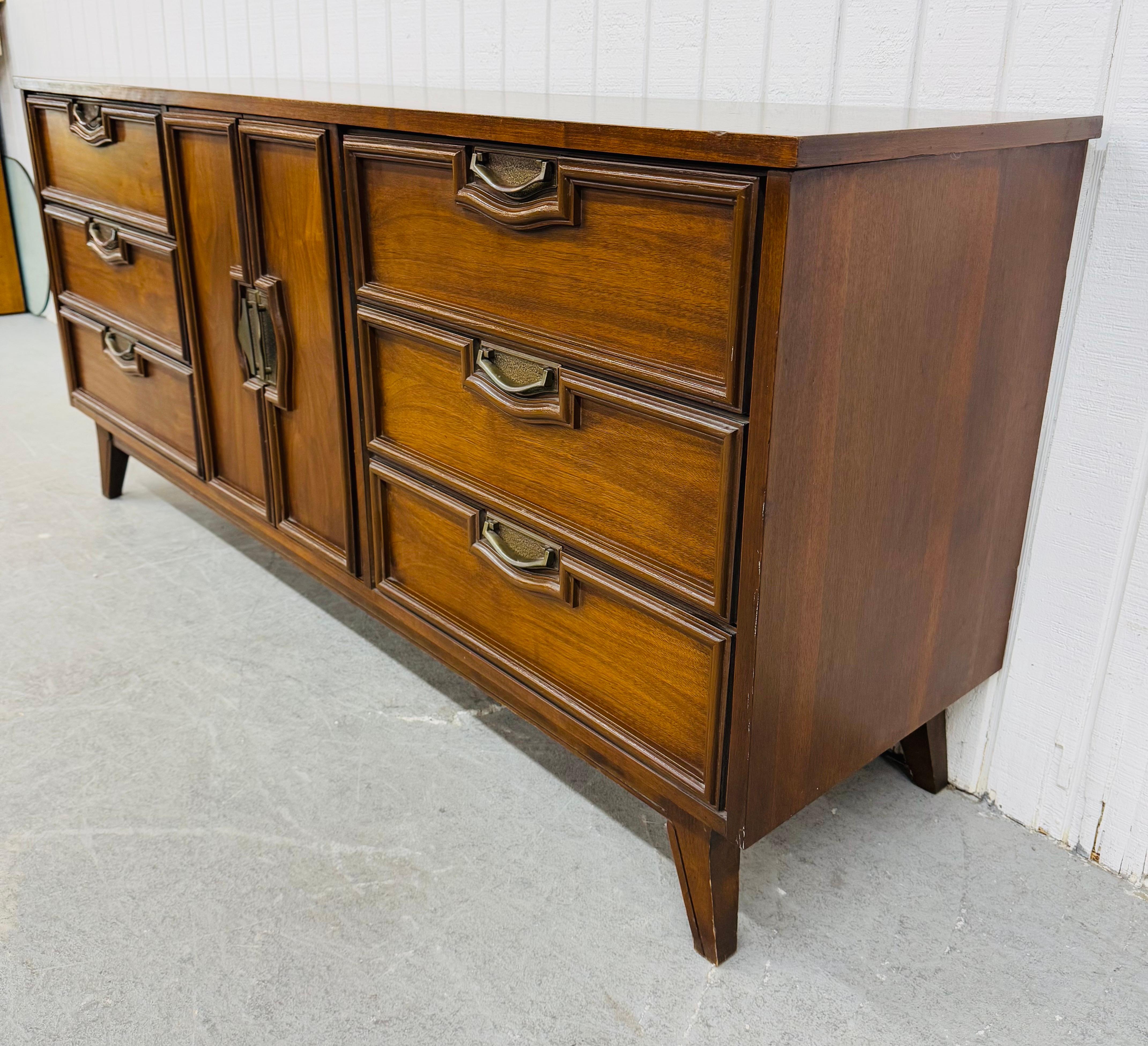 Mid-Century moderno Comò in noce a 9 cassetti in stile metà secolo moderno in vendita