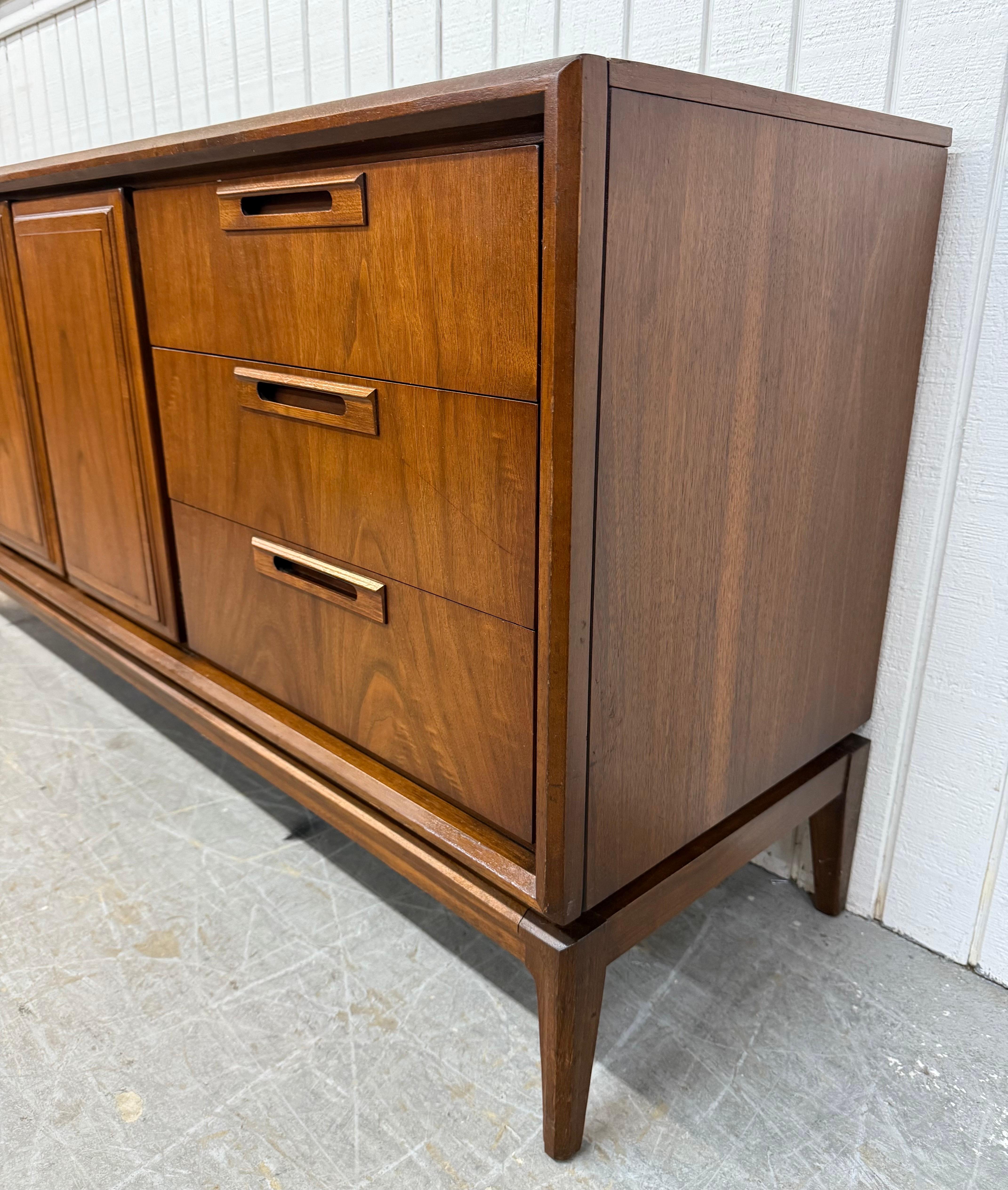 Mid-Century Modern Commode en noyer à 9 tiroirs de style moderne du milieu du siècle dernier en vente
