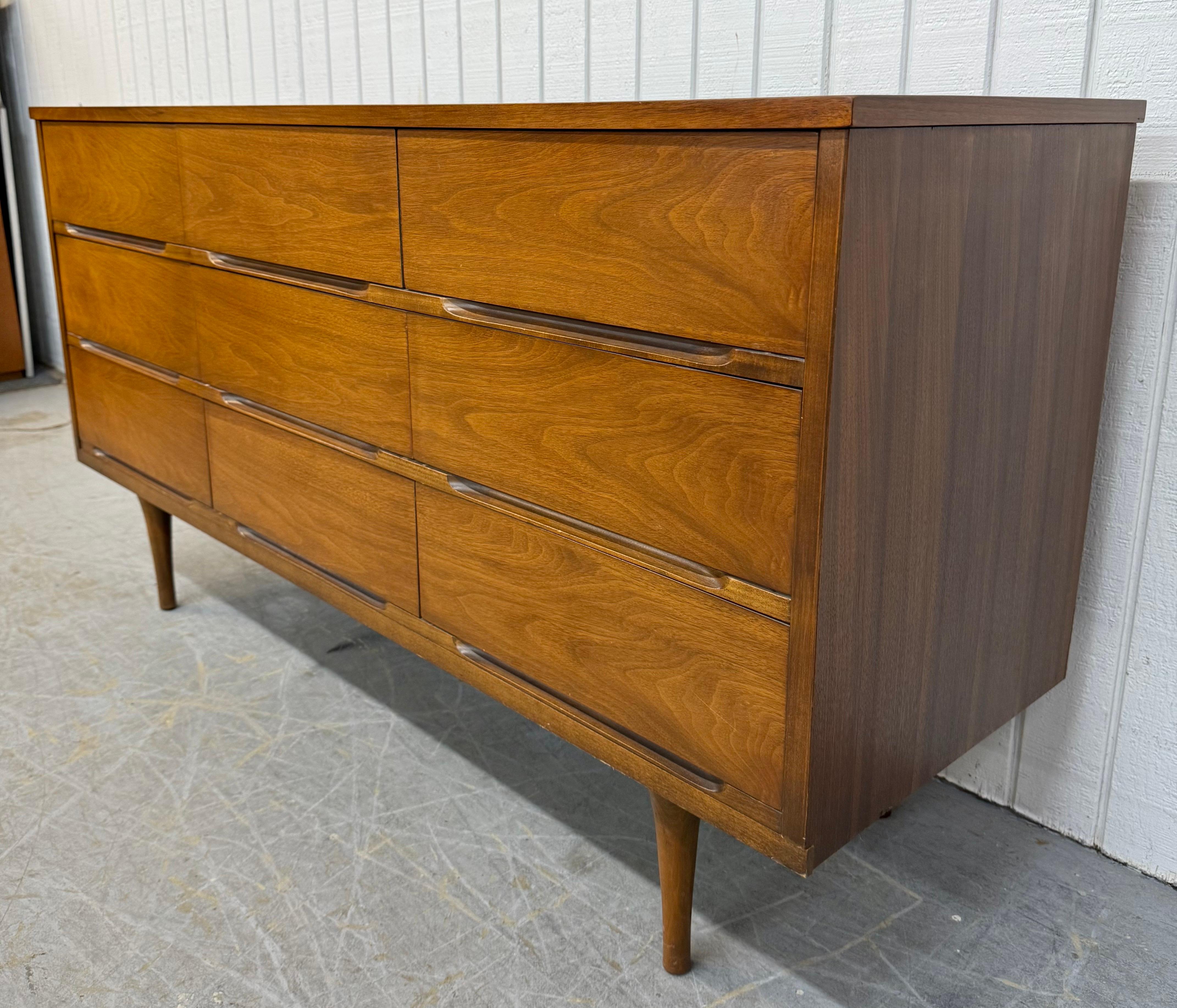 American Mid-Century Modern 9-Drawer Walnut Dresser For Sale