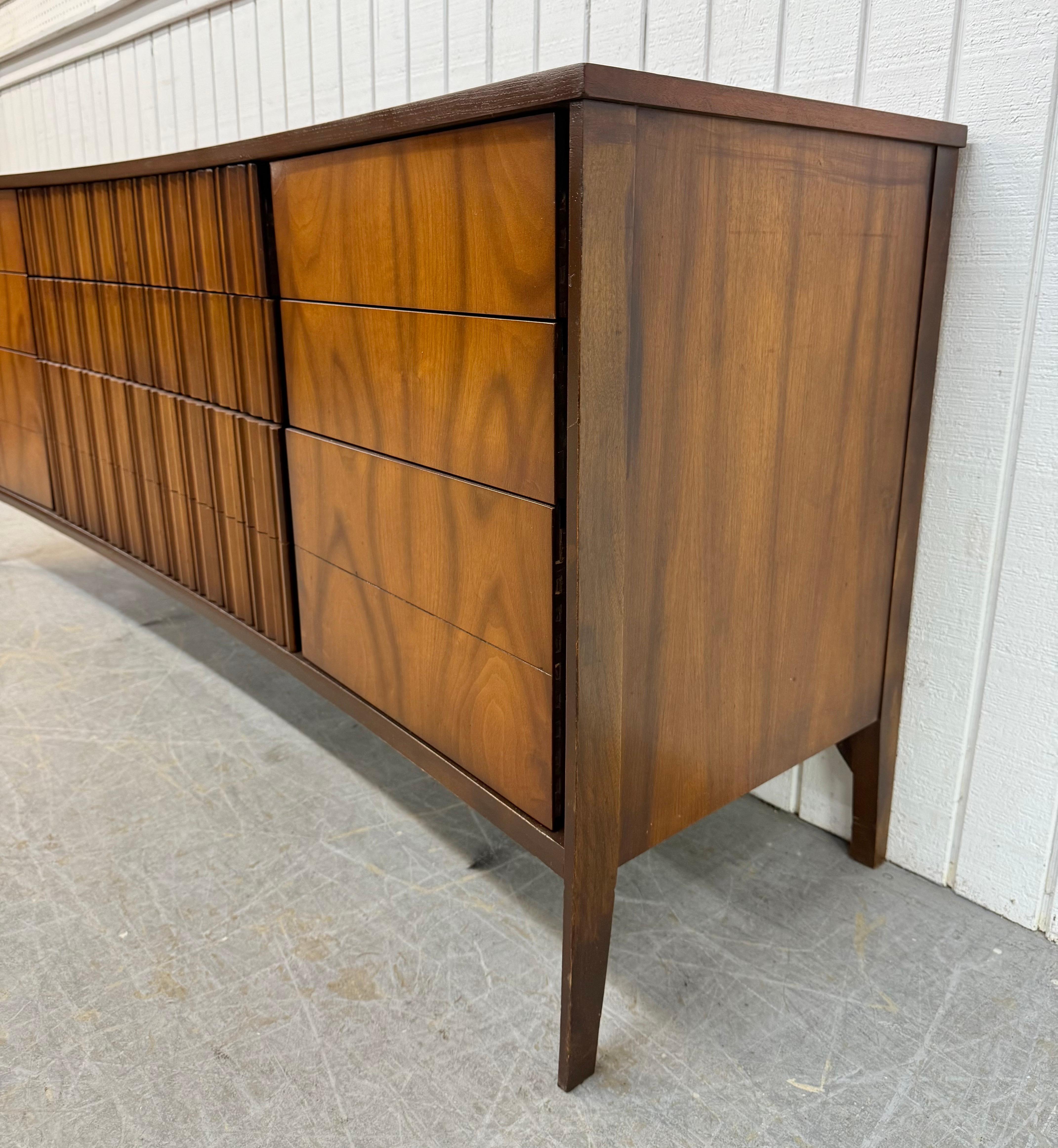 Mid-Century moderno Comò in noce a 9 cassetti in stile metà secolo moderno in vendita