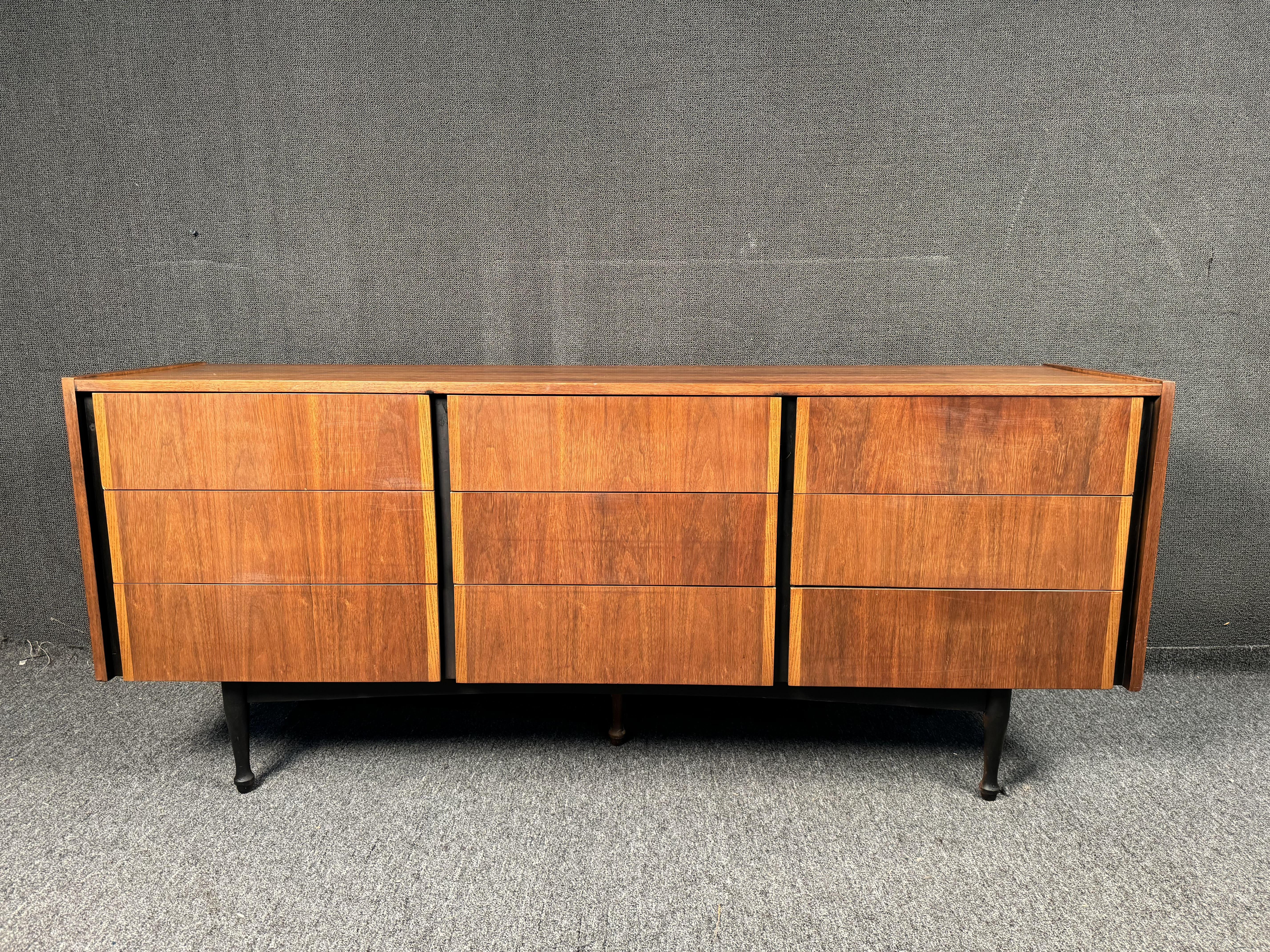 Mid-Century moderno Comò in noce a 9 cassetti in stile Mid-Century Modern in vendita