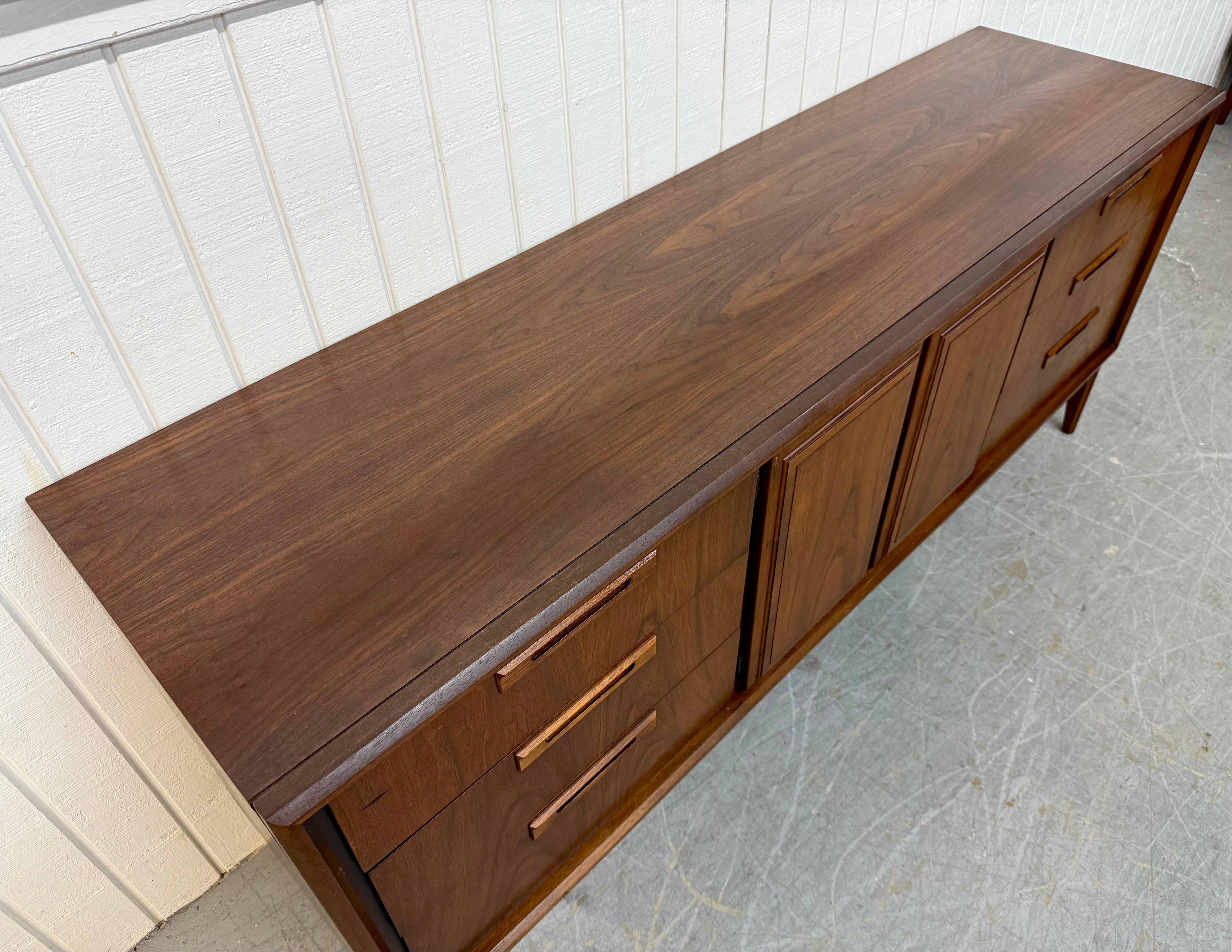 Américain Commode en noyer à 9 tiroirs de style moderne du milieu du siècle dernier en vente