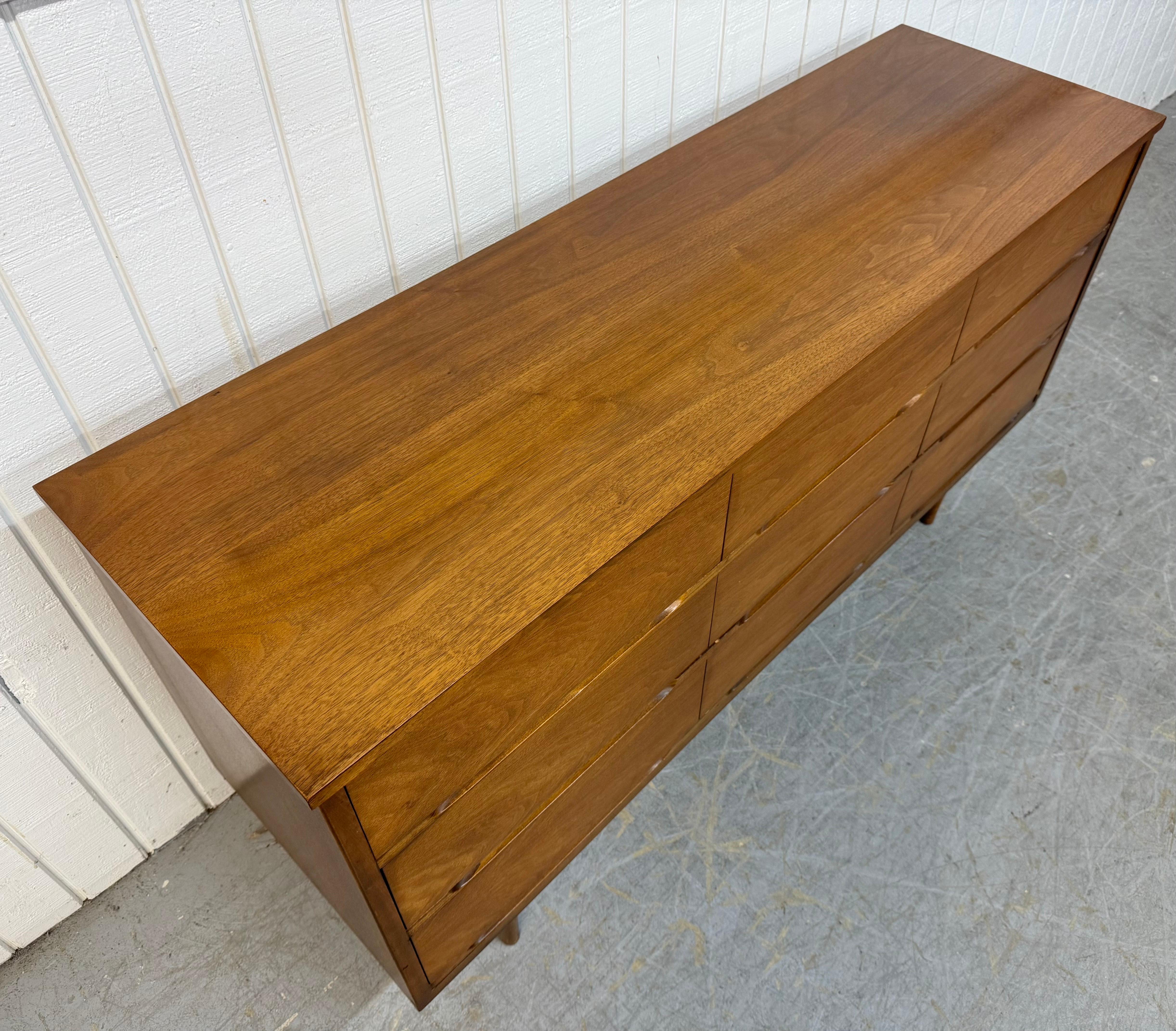 Mid-Century Modern 9-Drawer Walnut Dresser In Good Condition For Sale In Clarksboro, NJ