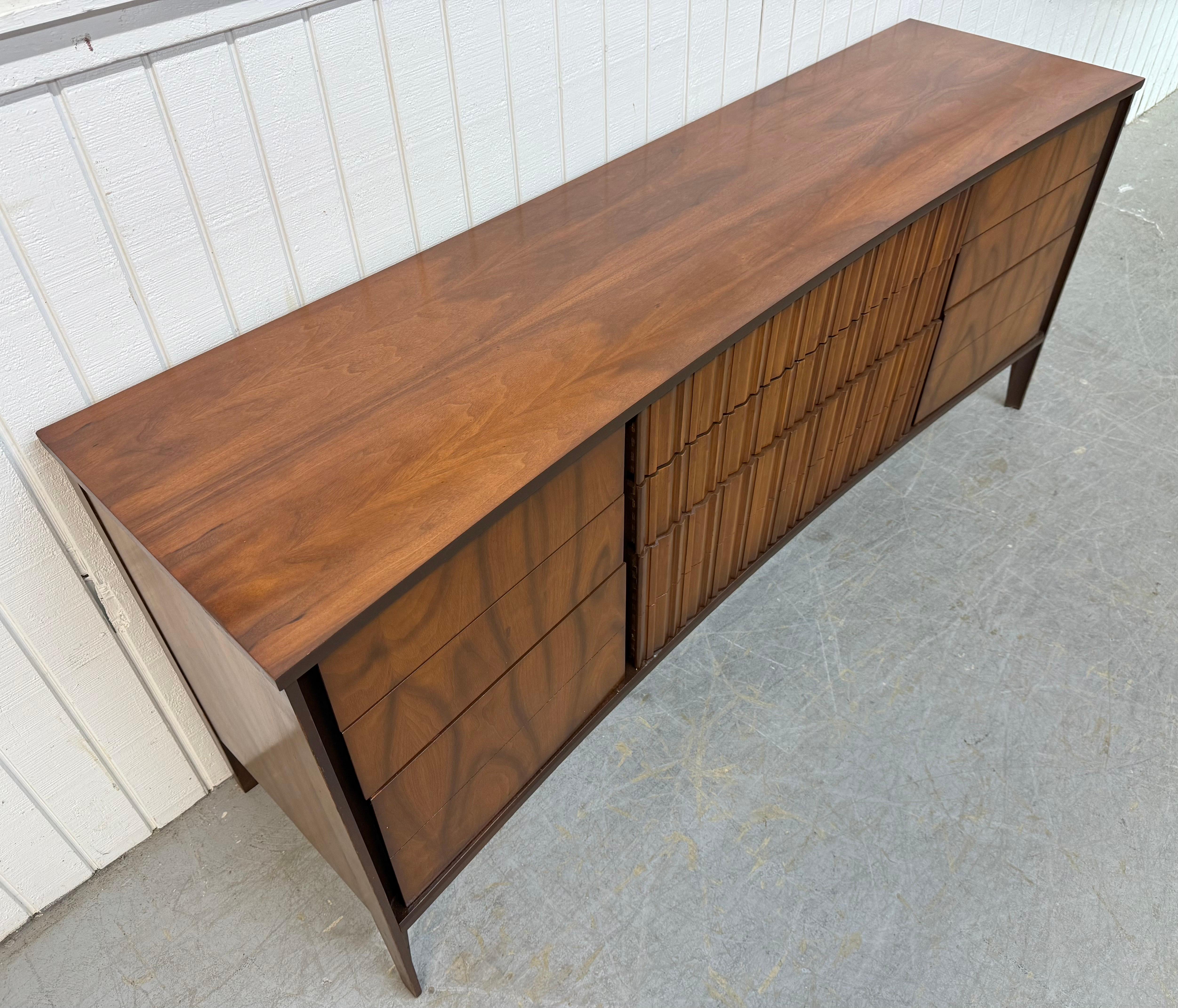 Americano Comò in noce a 9 cassetti in stile metà secolo moderno in vendita