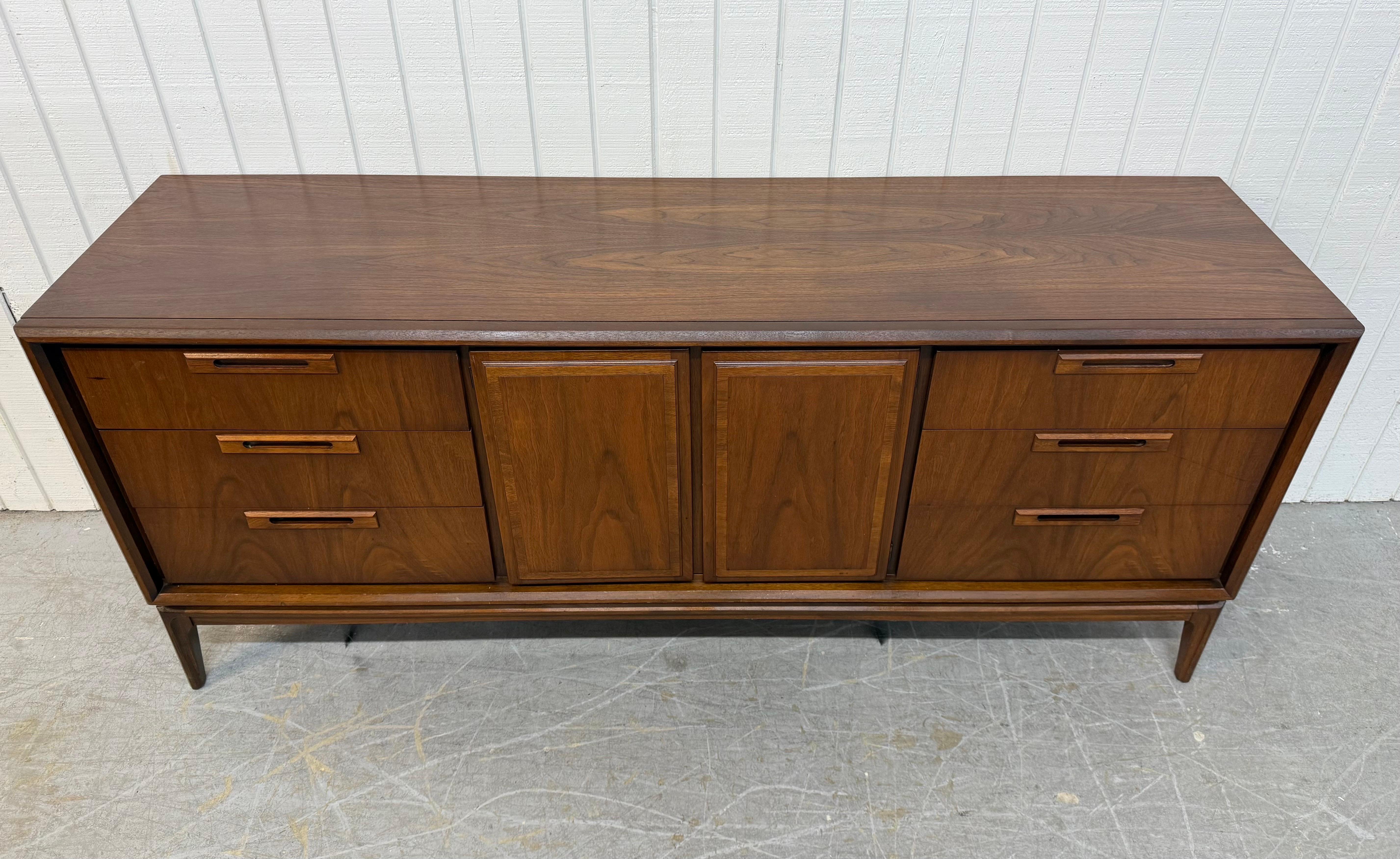 Commode en noyer à 9 tiroirs de style moderne du milieu du siècle dernier Bon état - En vente à Clarksboro, NJ