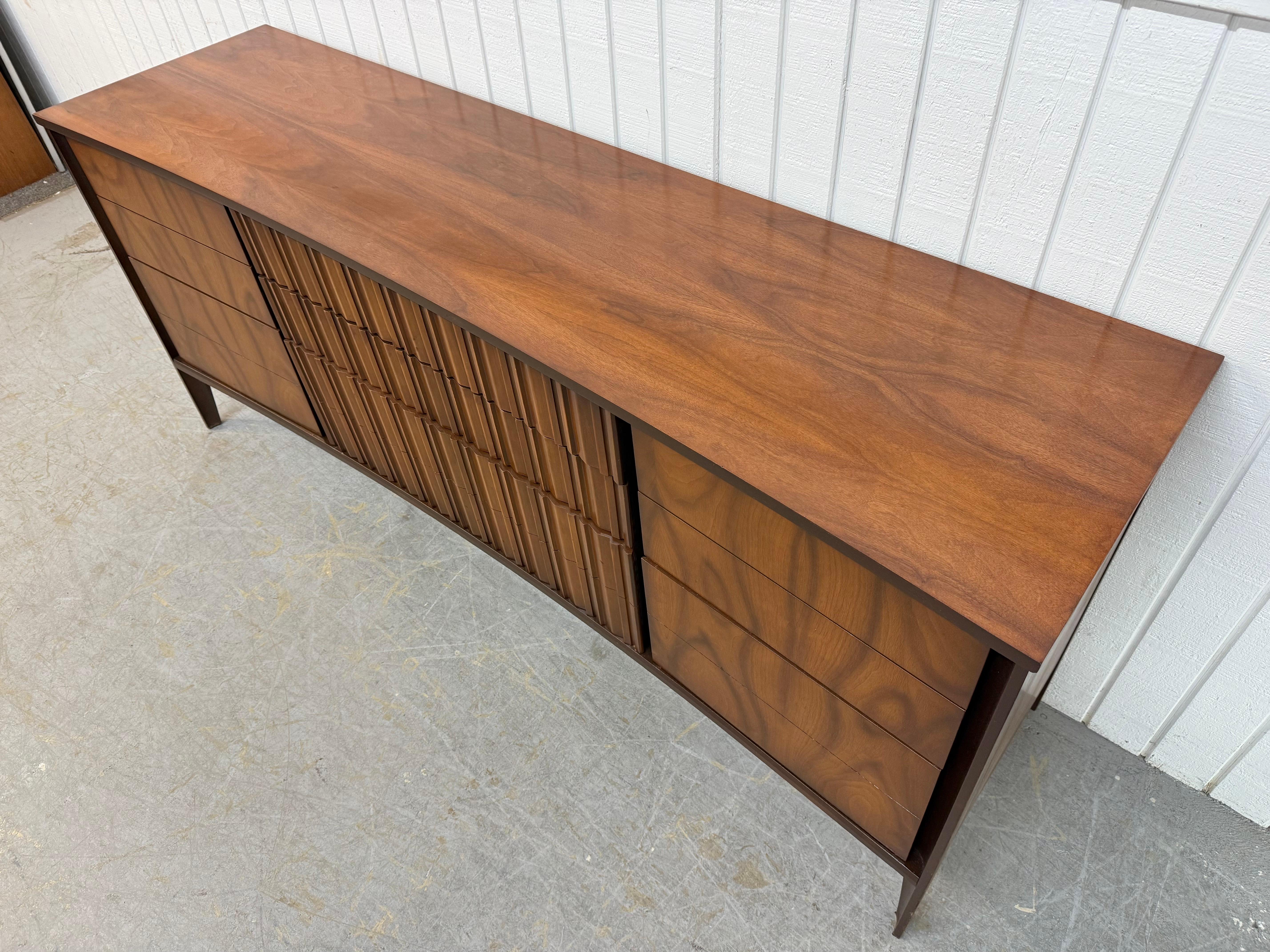 Comò in noce a 9 cassetti in stile metà secolo moderno In condizioni buone in vendita a Clarksboro, NJ