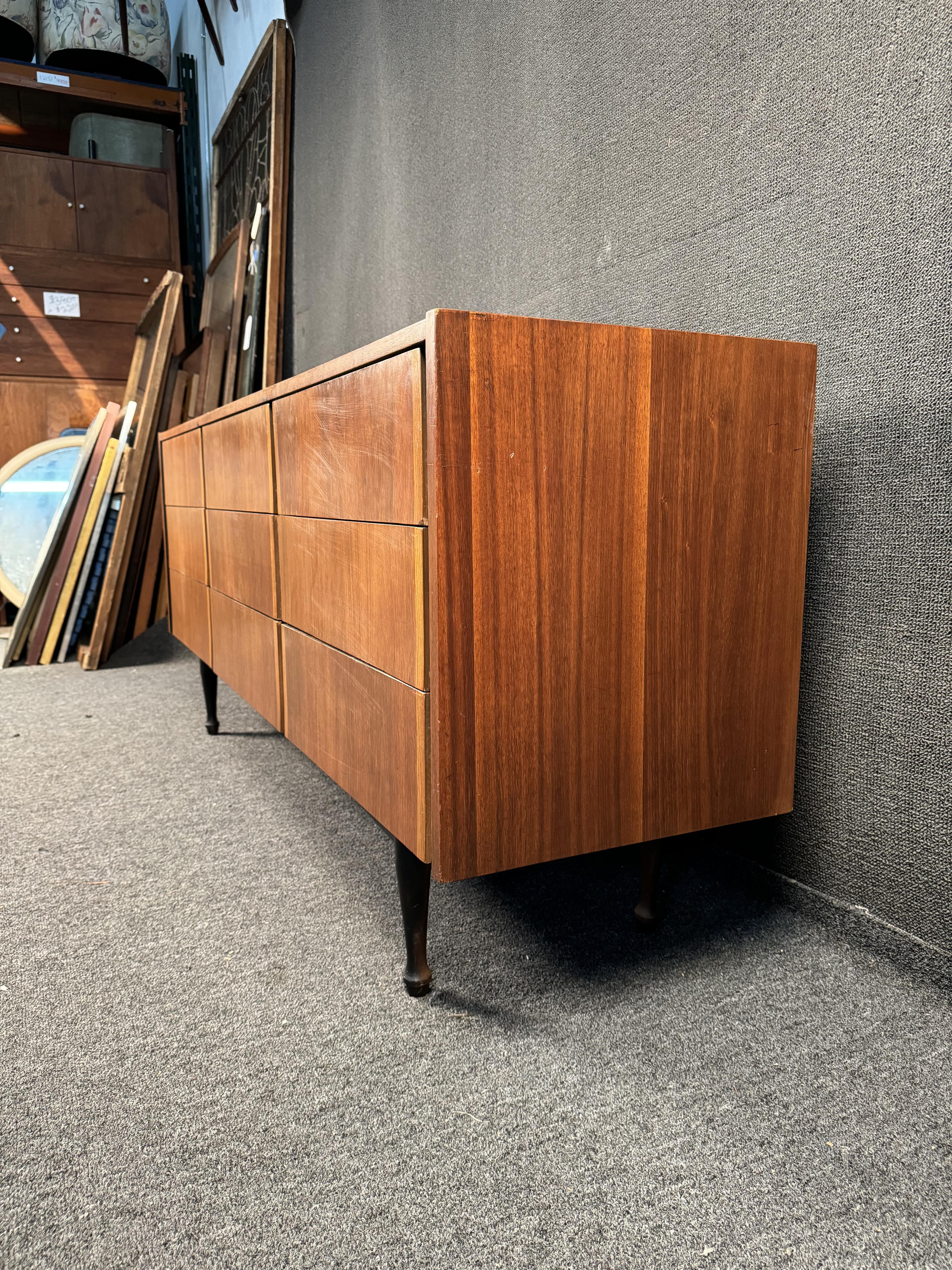 XX secolo Comò in noce a 9 cassetti in stile Mid-Century Modern in vendita