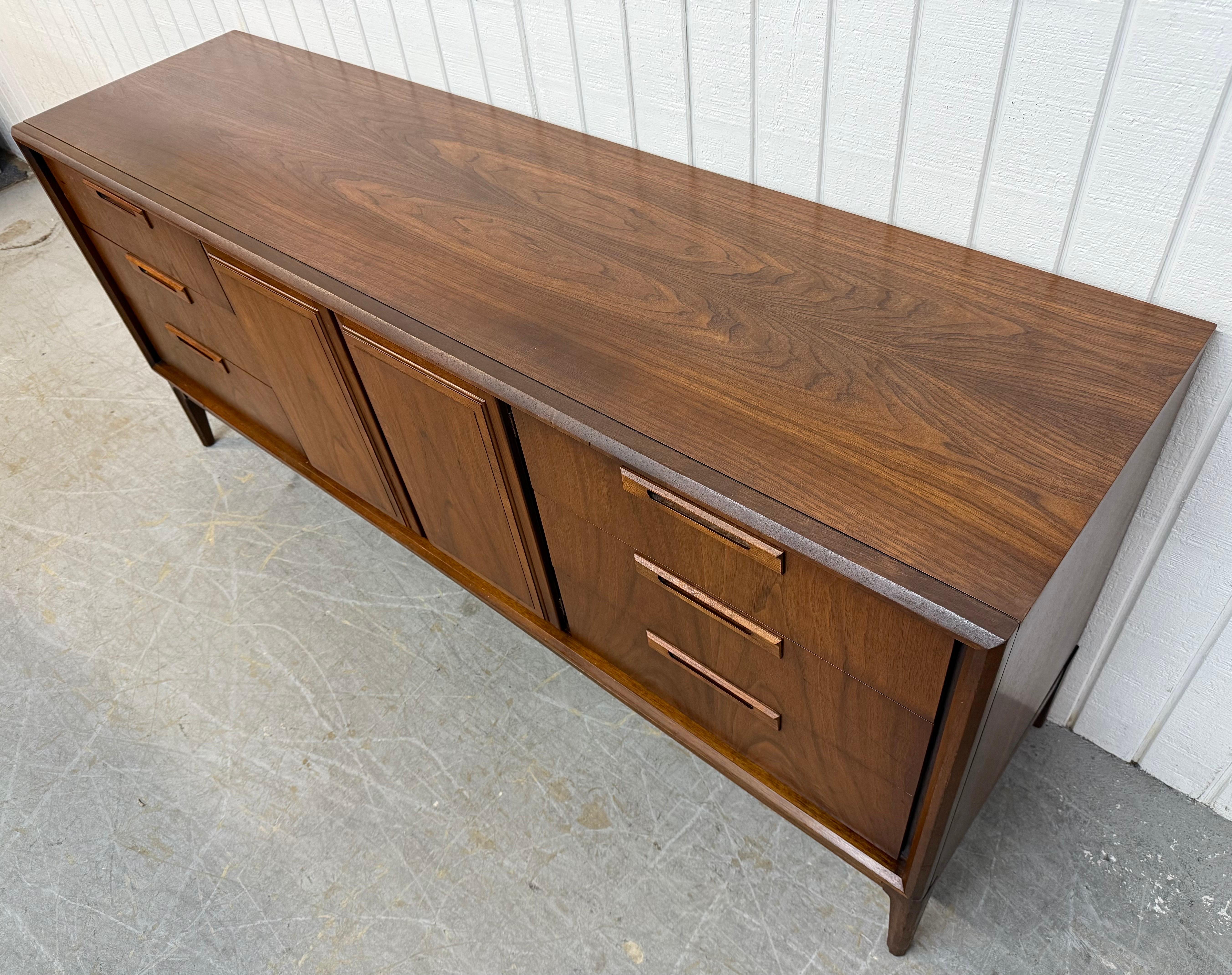 Milieu du XXe siècle Commode en noyer à 9 tiroirs de style moderne du milieu du siècle dernier en vente