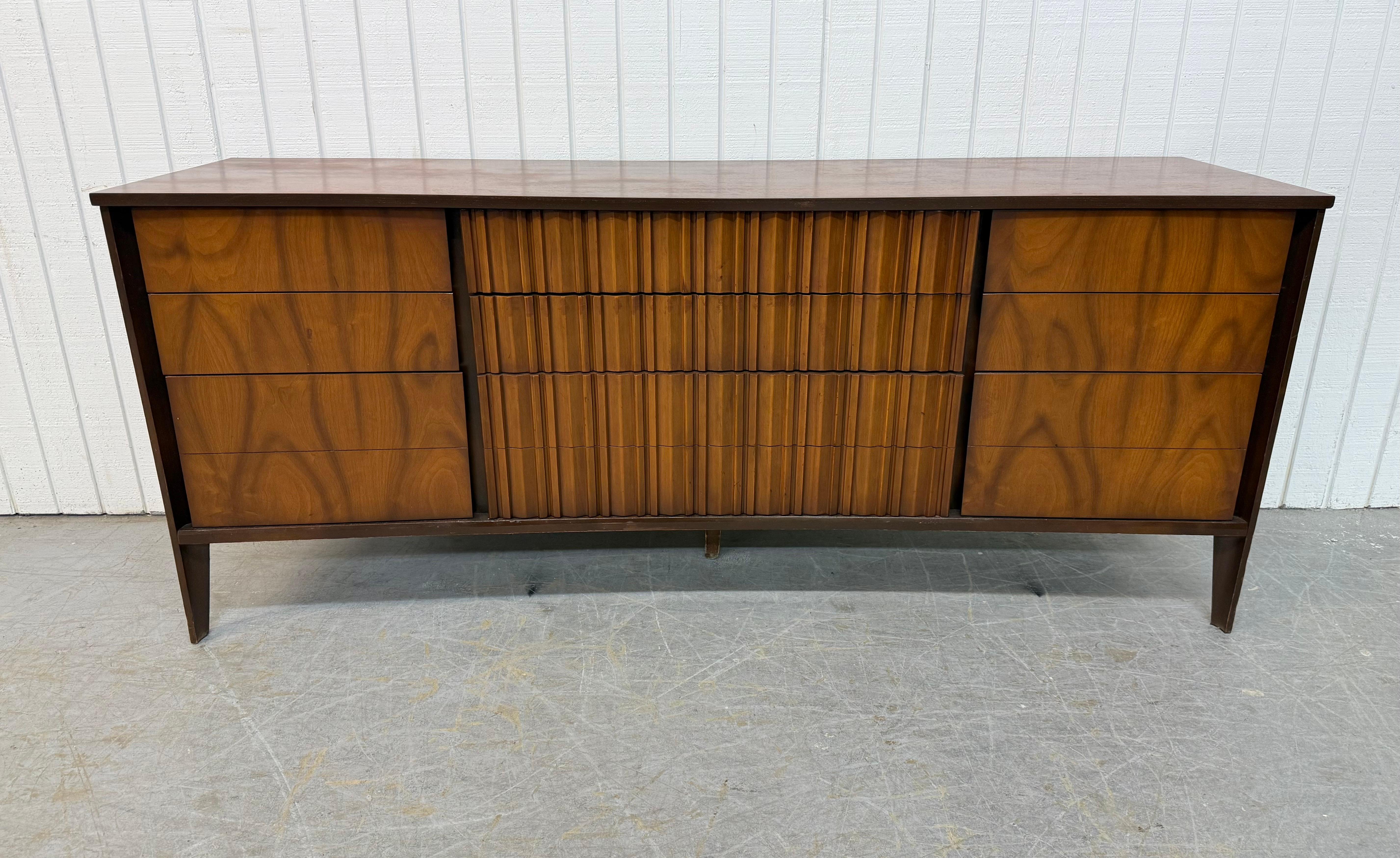 Metà XX secolo Comò in noce a 9 cassetti in stile metà secolo moderno in vendita