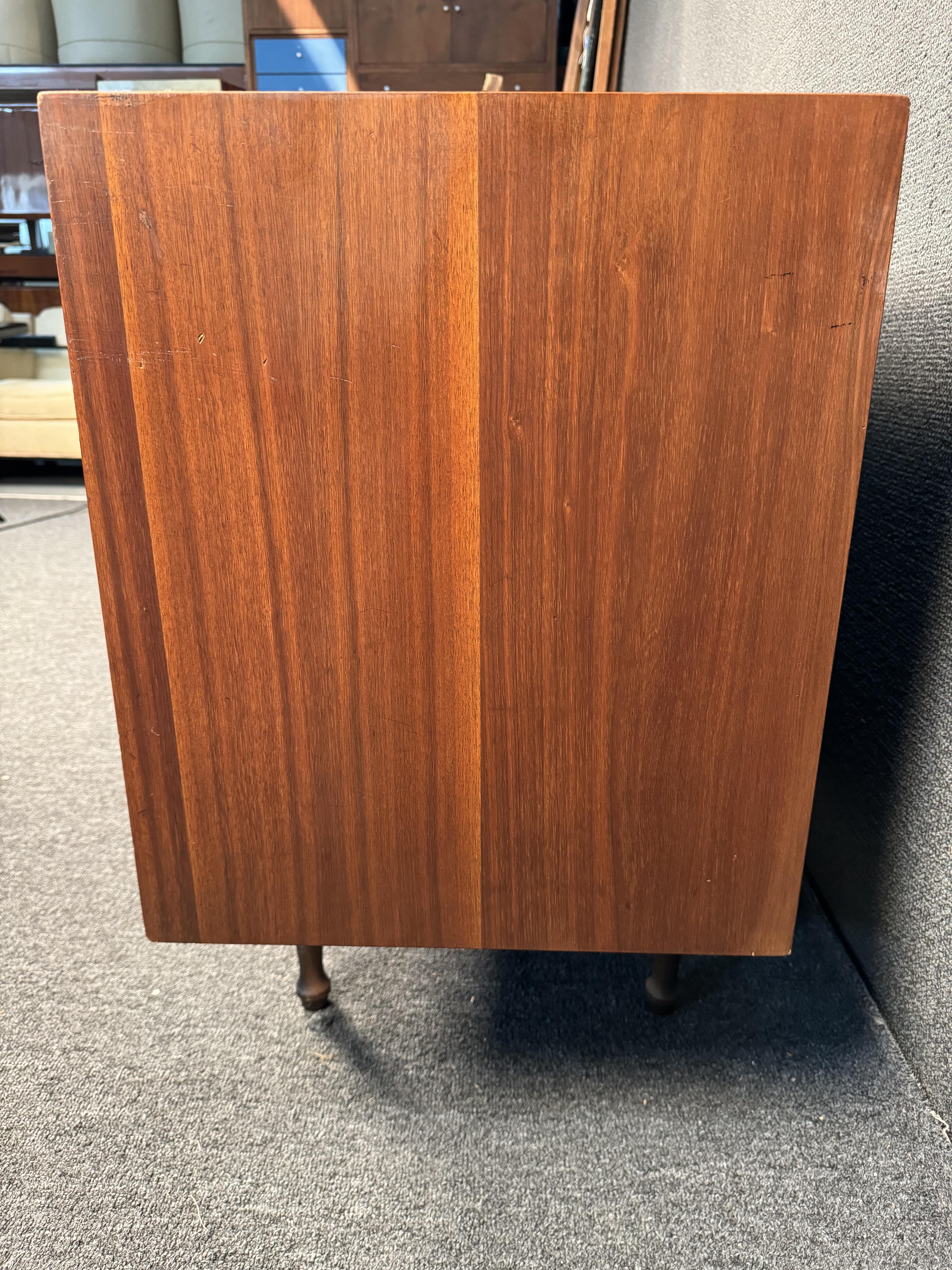 Legno Comò in noce a 9 cassetti in stile Mid-Century Modern in vendita
