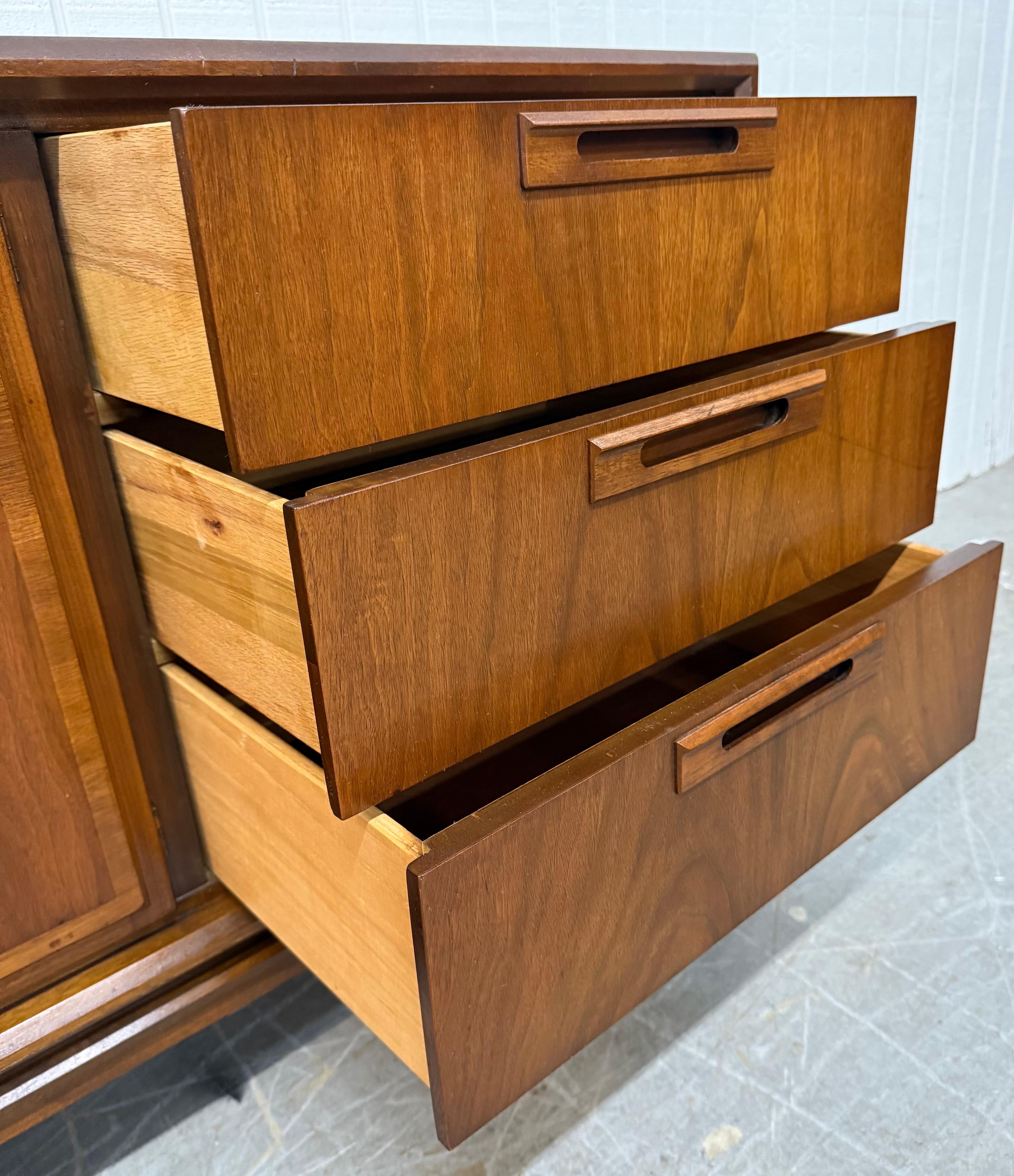 Bois Commode en noyer à 9 tiroirs de style moderne du milieu du siècle dernier en vente