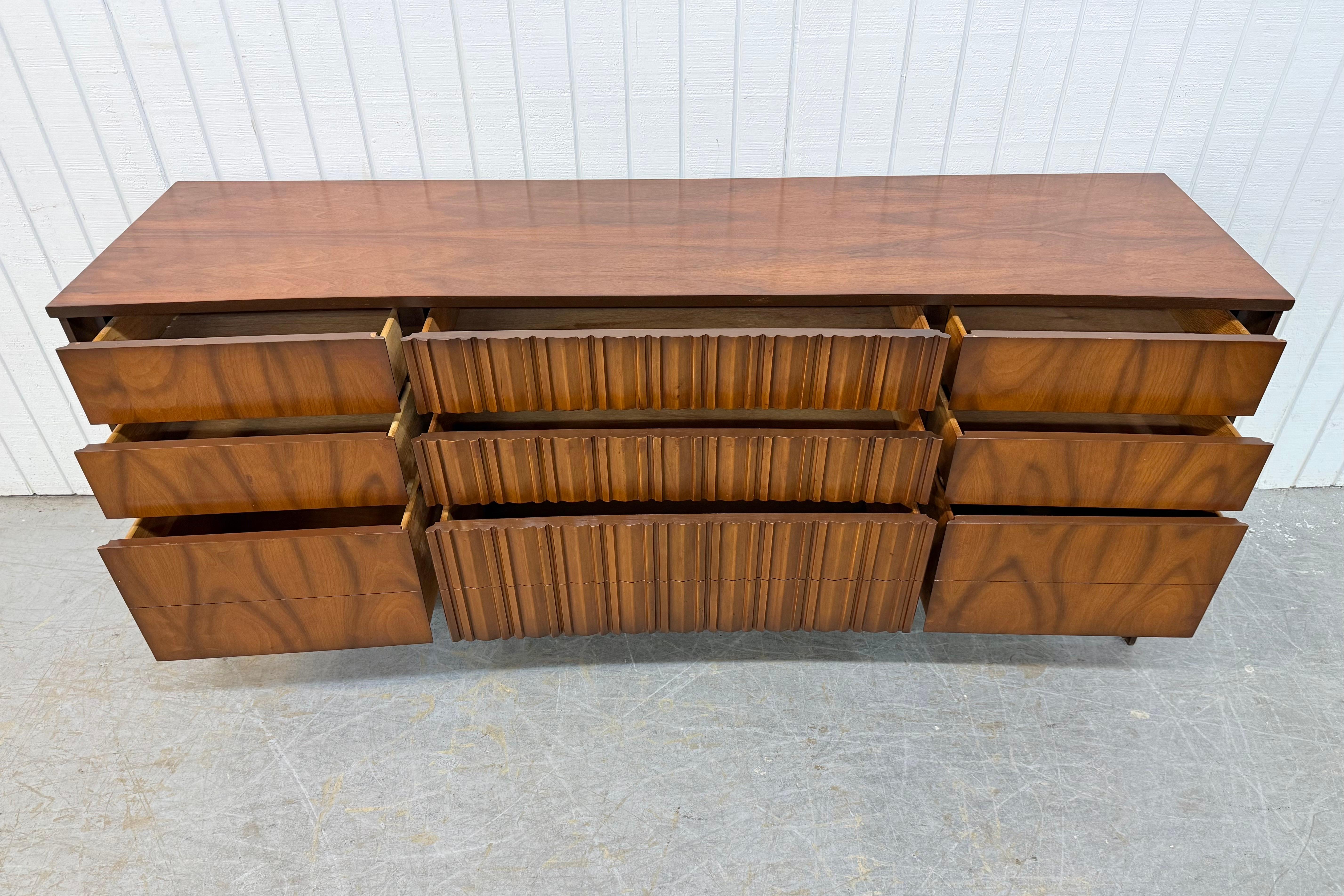 Legno Comò in noce a 9 cassetti in stile metà secolo moderno in vendita