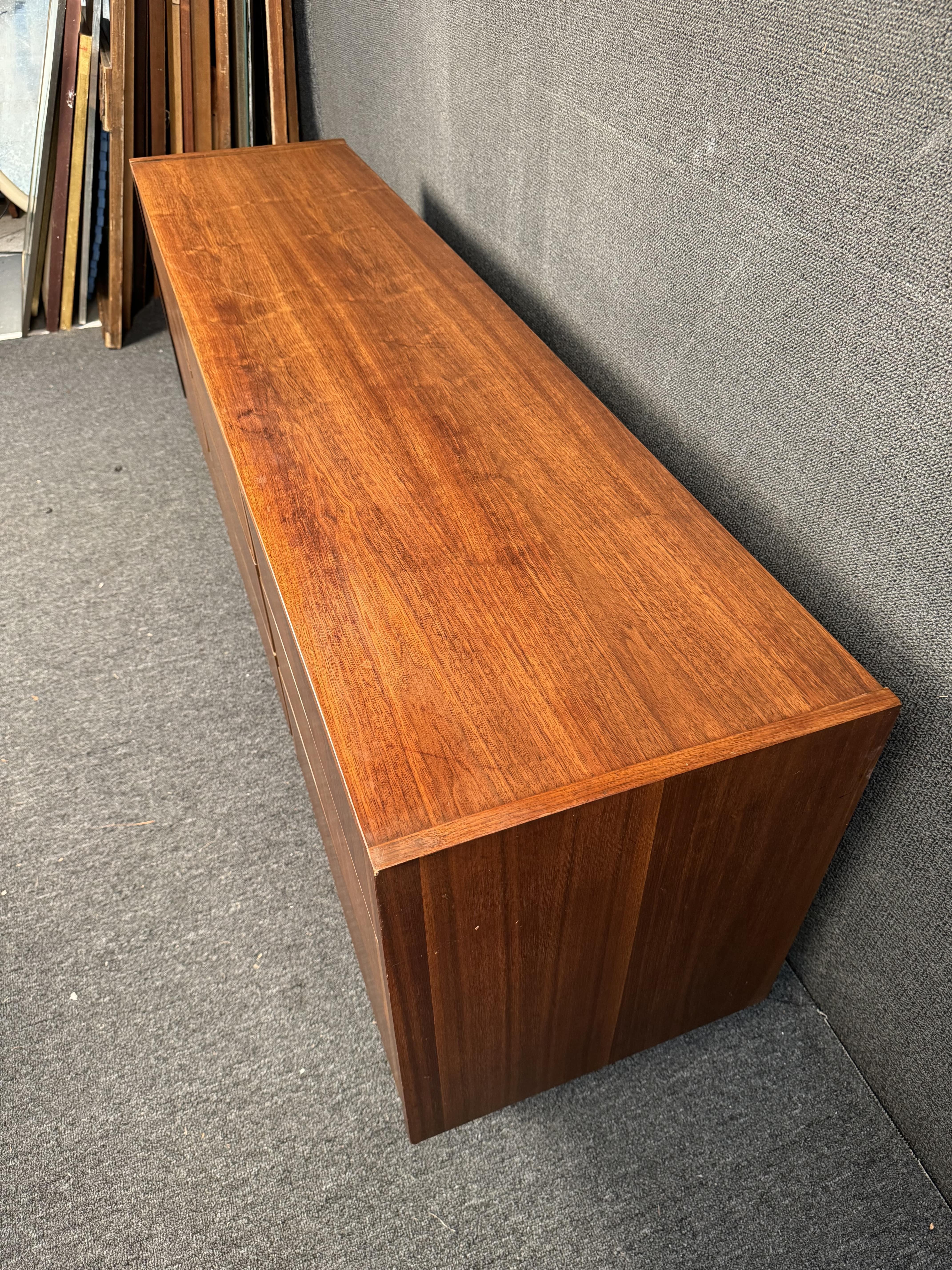 Comò in noce a 9 cassetti in stile Mid-Century Modern in vendita 1
