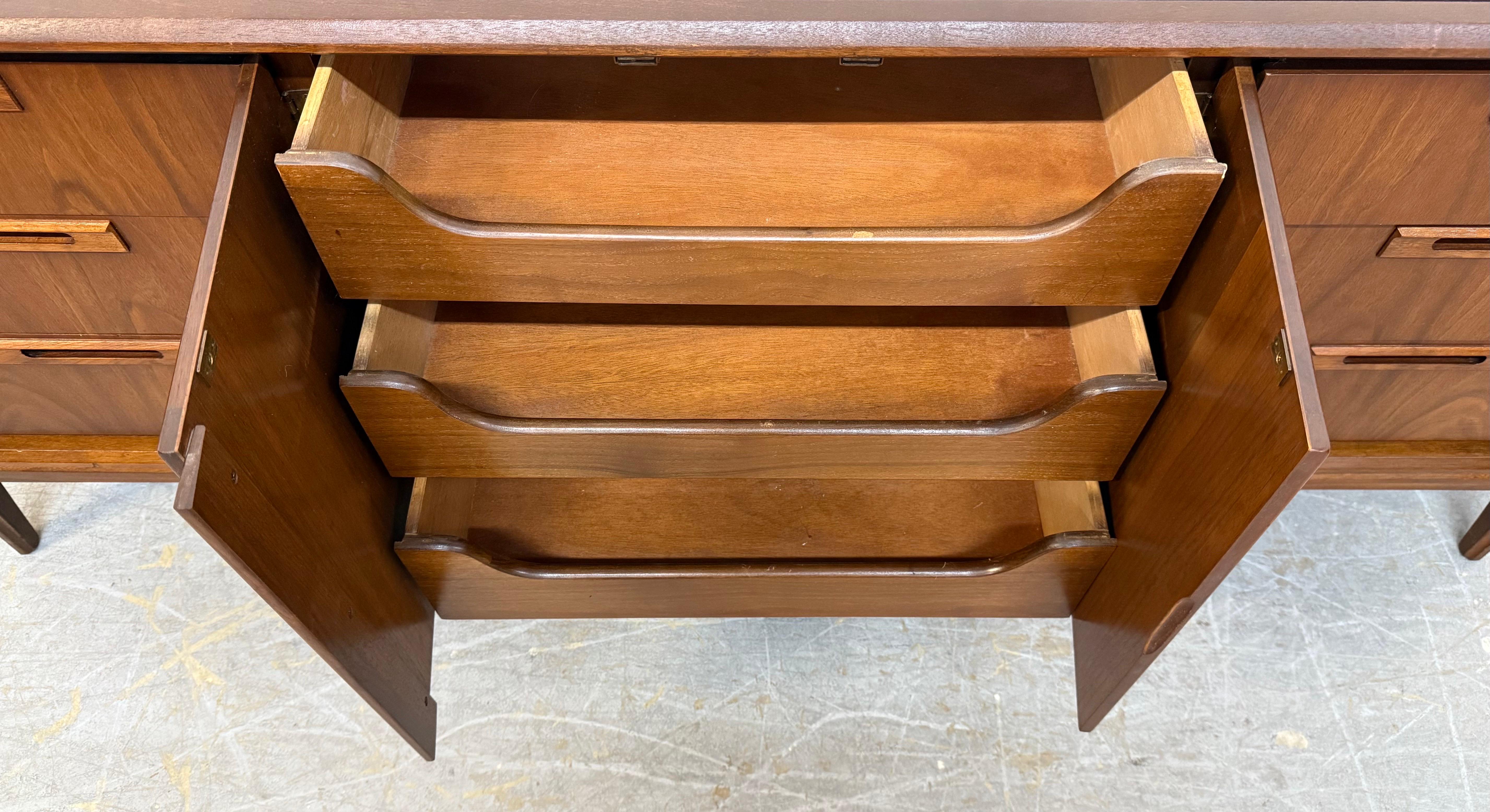 Commode en noyer à 9 tiroirs de style moderne du milieu du siècle dernier en vente 1