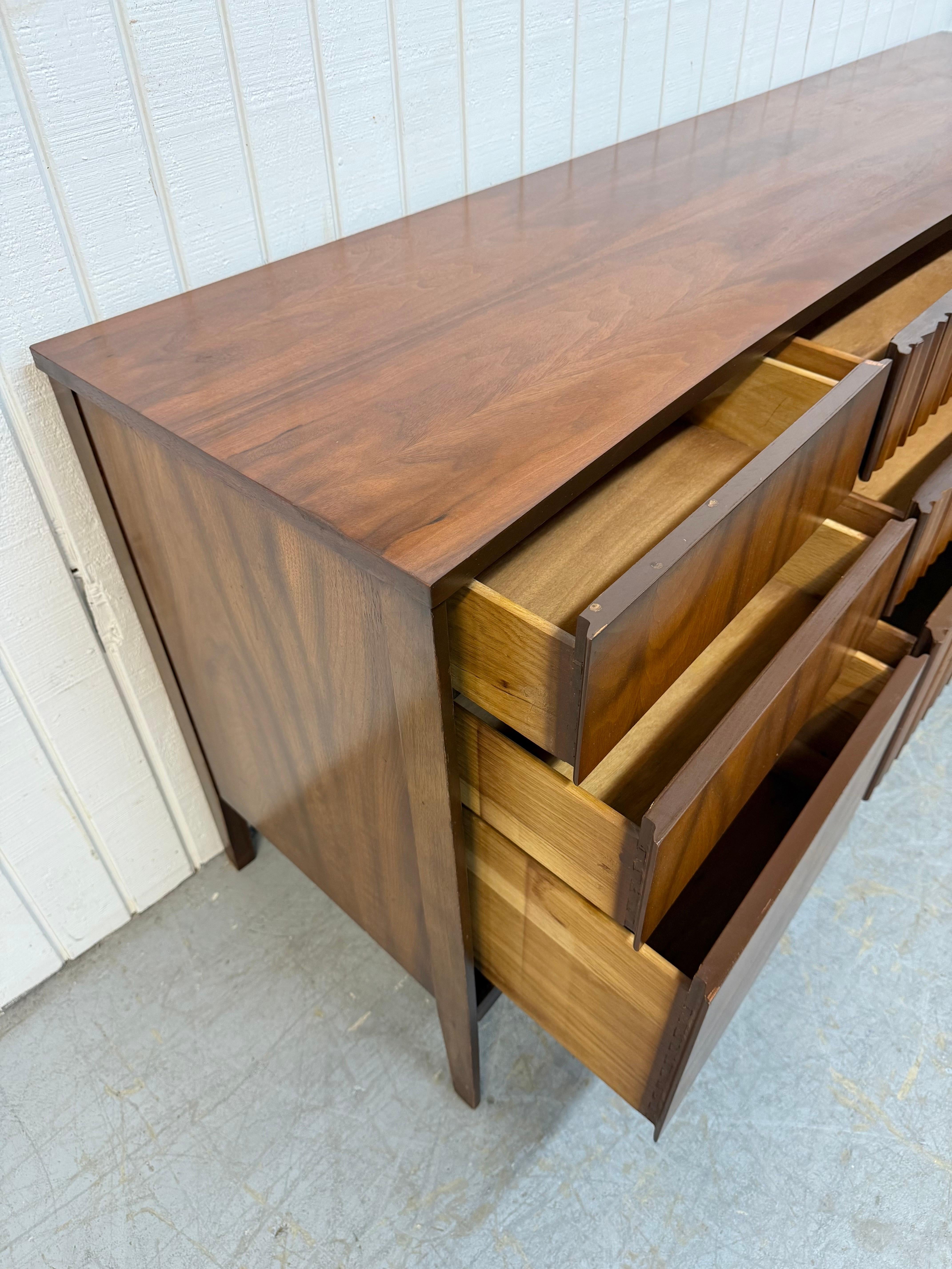 Comò in noce a 9 cassetti in stile metà secolo moderno in vendita 1