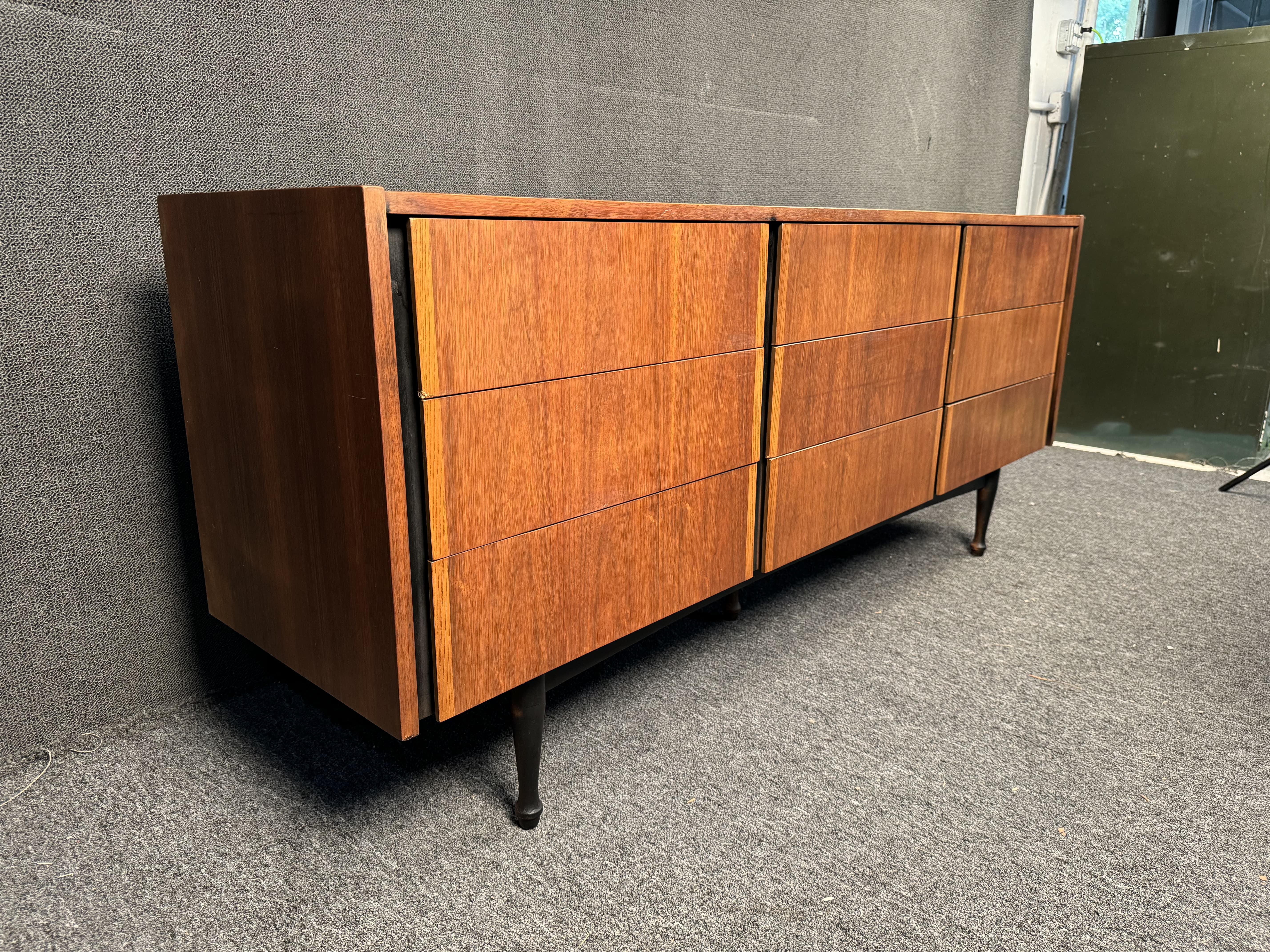 Comò in noce a 9 cassetti in stile Mid-Century Modern in vendita 2
