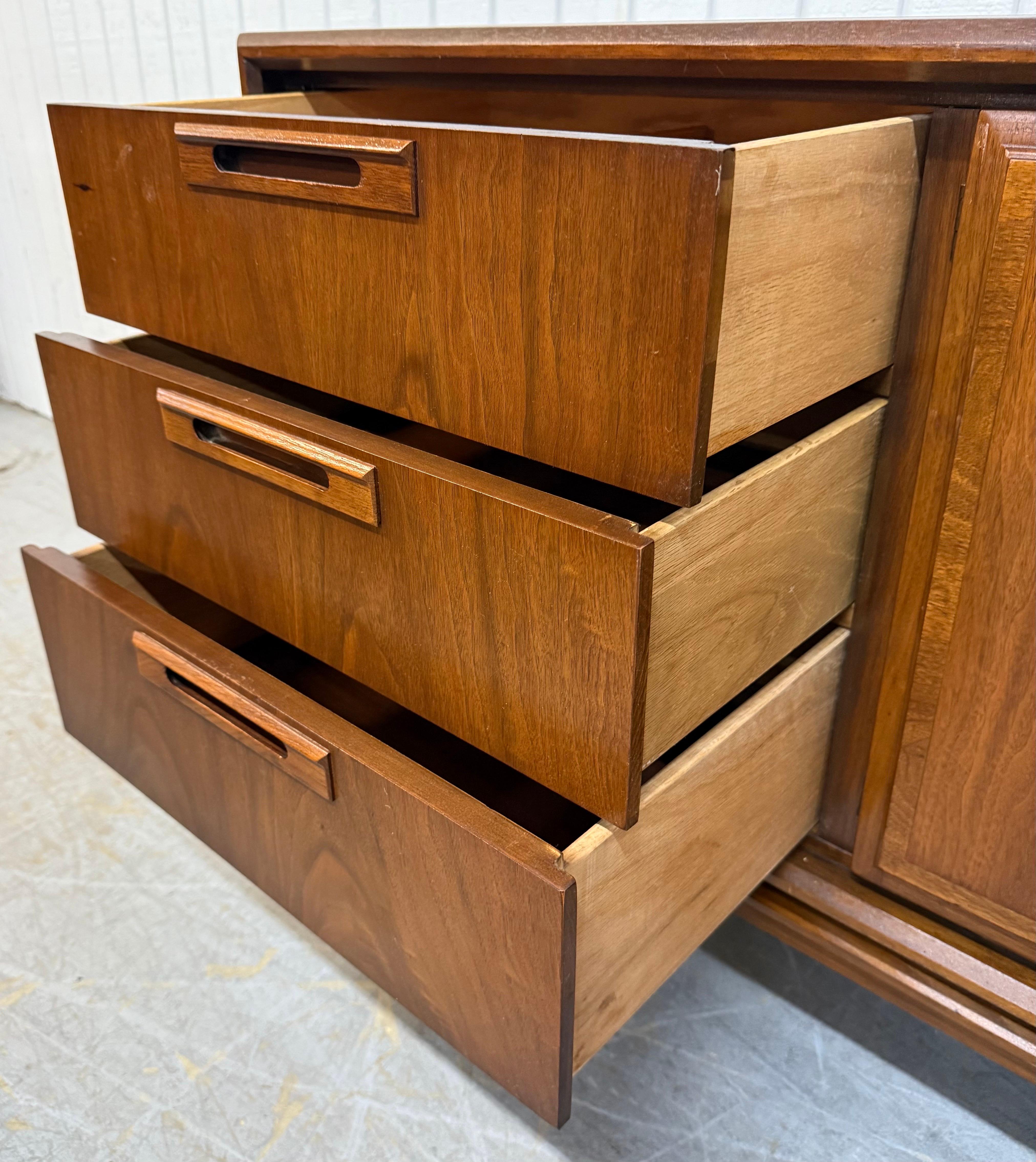 Commode en noyer à 9 tiroirs de style moderne du milieu du siècle dernier en vente 2