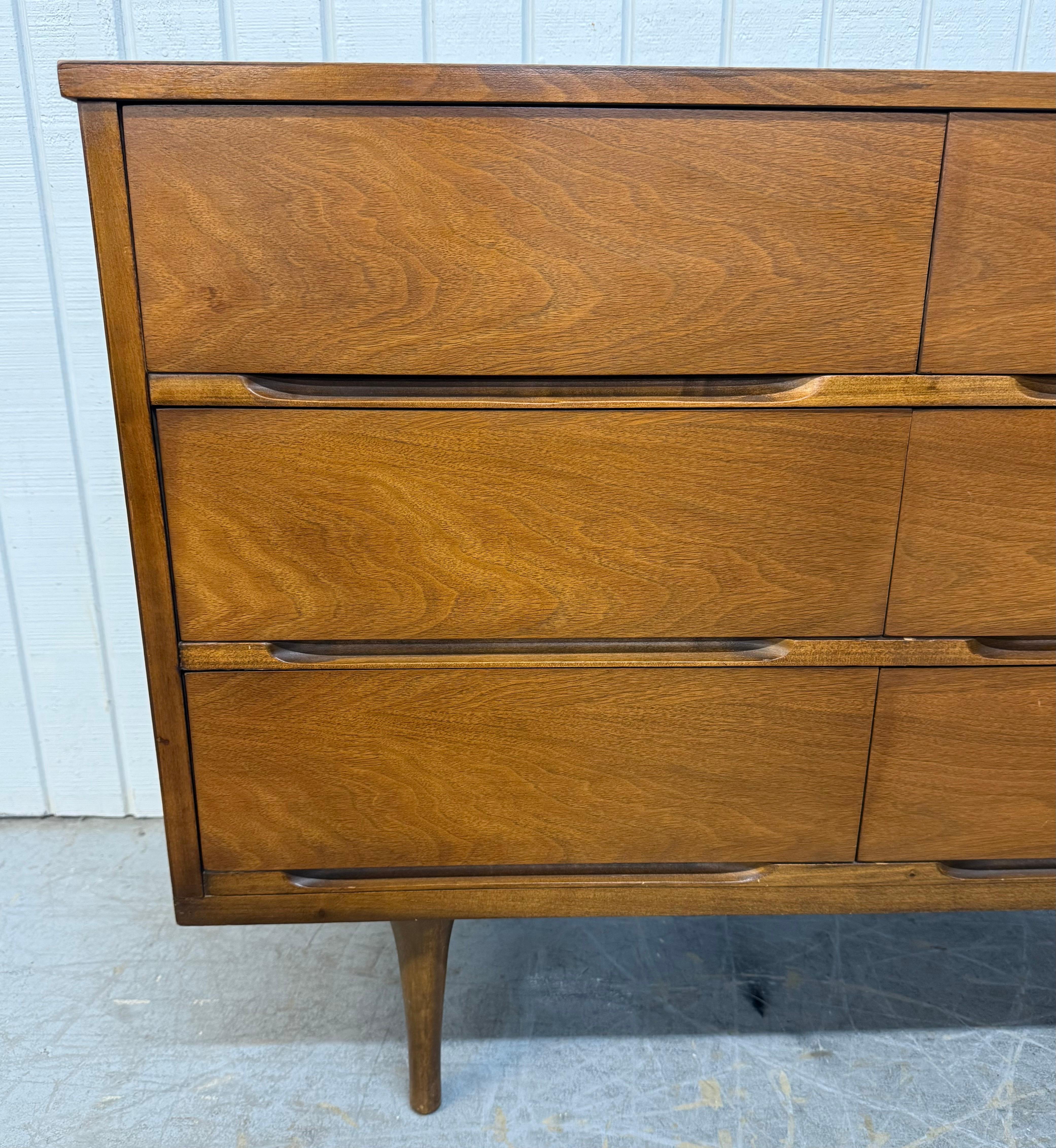 Mid-Century Modern 9-Drawer Walnut Dresser For Sale 3