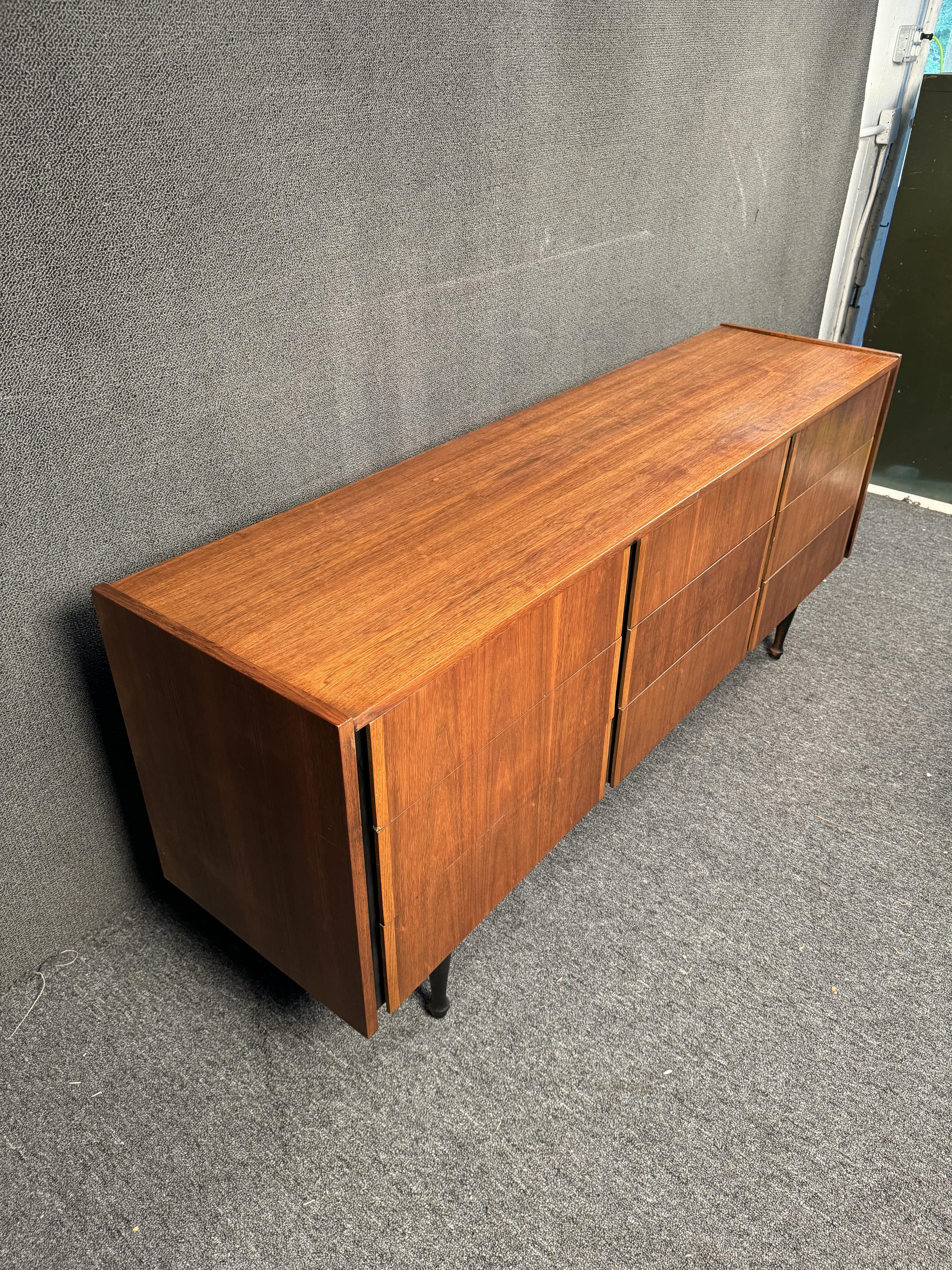Comò in noce a 9 cassetti in stile Mid-Century Modern in vendita 3