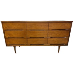 Commode en noyer à 9 tiroirs de style moderne du milieu du siècle dernier