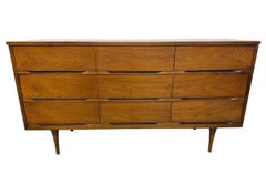 Commode en noyer à 9 tiroirs de style moderne du milieu du siècle dernier