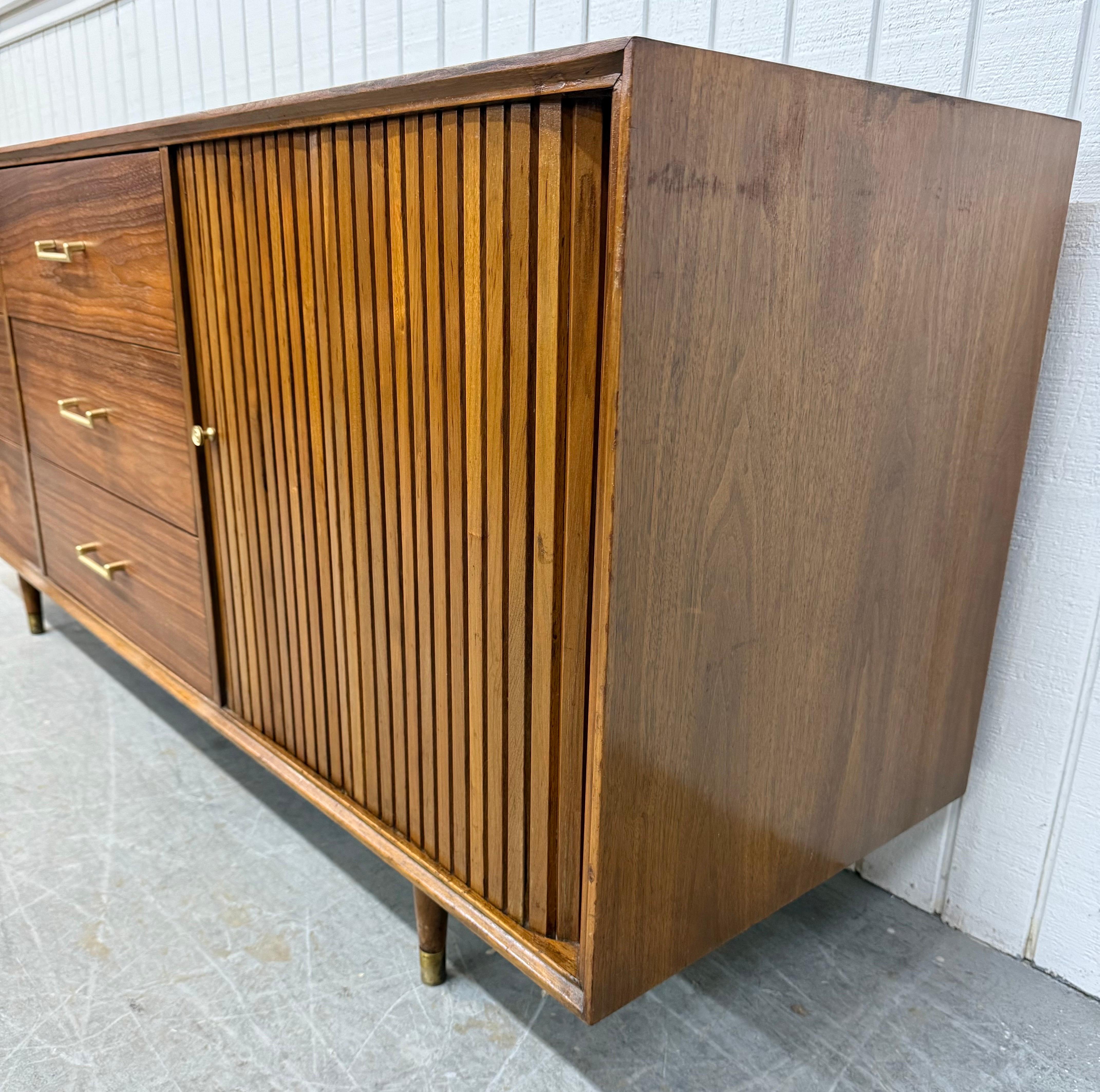 Mid-Century moderno Comò moderno a 9 cassetti in noce con tamburello in vendita
