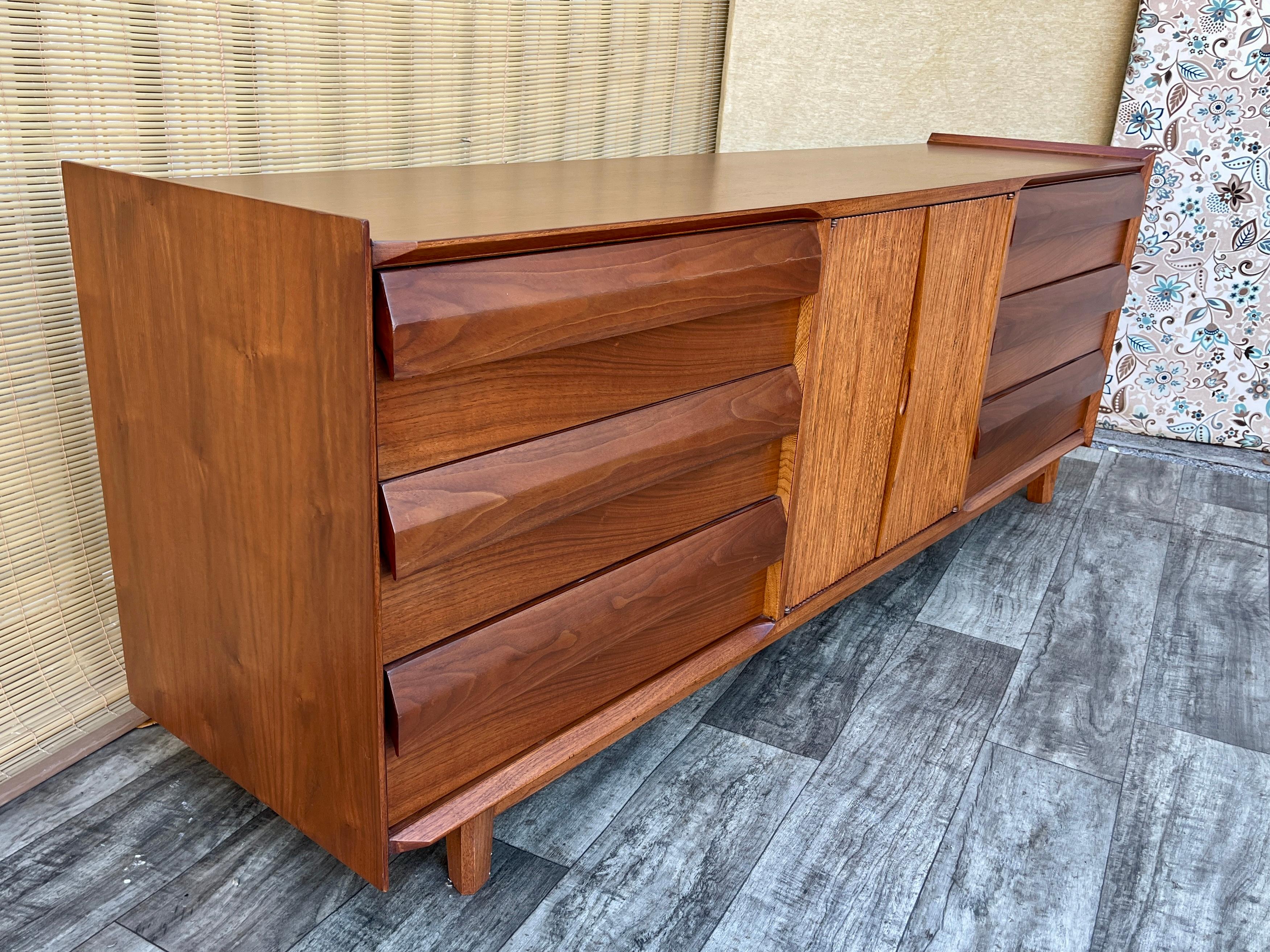 Cómoda de 9 cajones Mid Century Modern by Lane Furniture. Alrededor de 1960 en venta 2